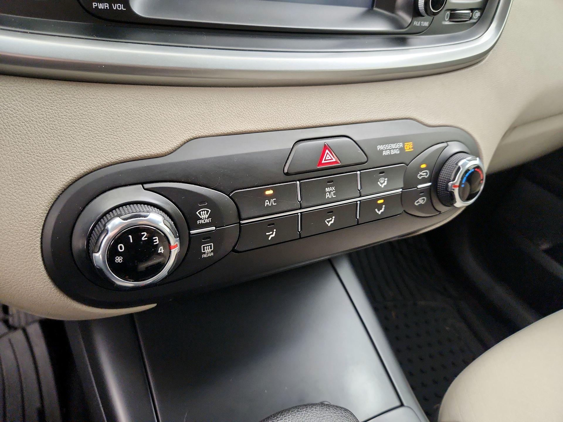 Thumbnail: 2019 Kia Sorento - 16