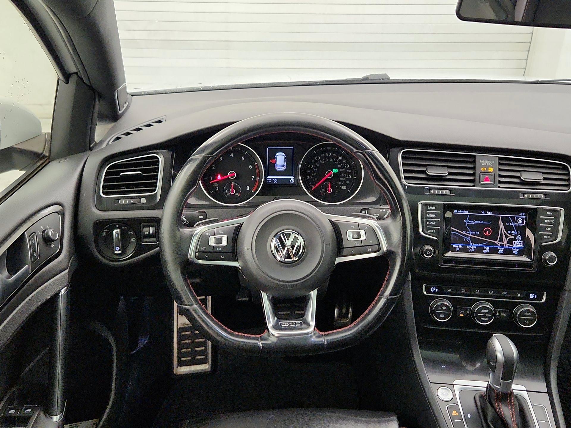 Thumbnail: 2015 Volkswagen Golf - 10