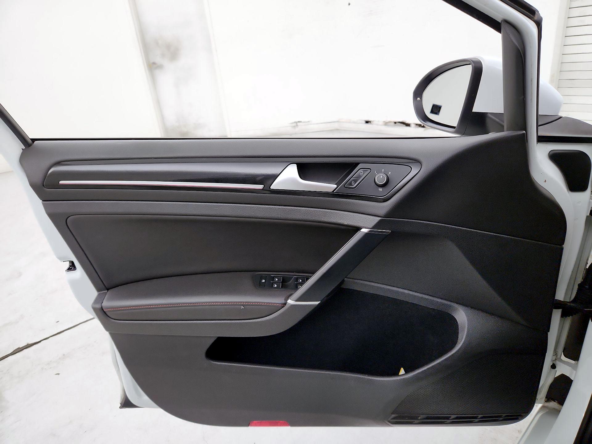 Thumbnail: 2015 Volkswagen Golf - 12