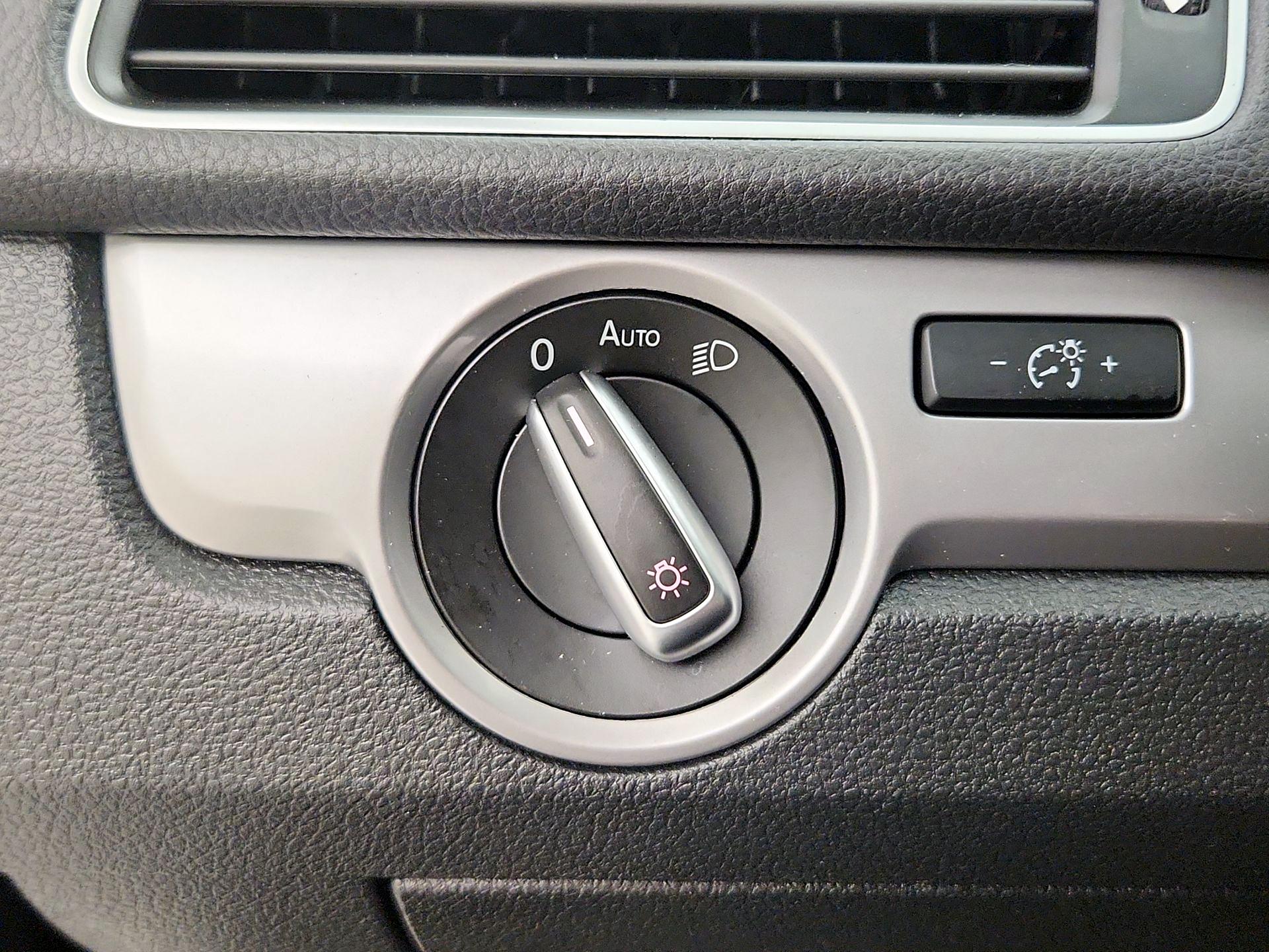 Thumbnail: 2015 Volkswagen Passat - 14