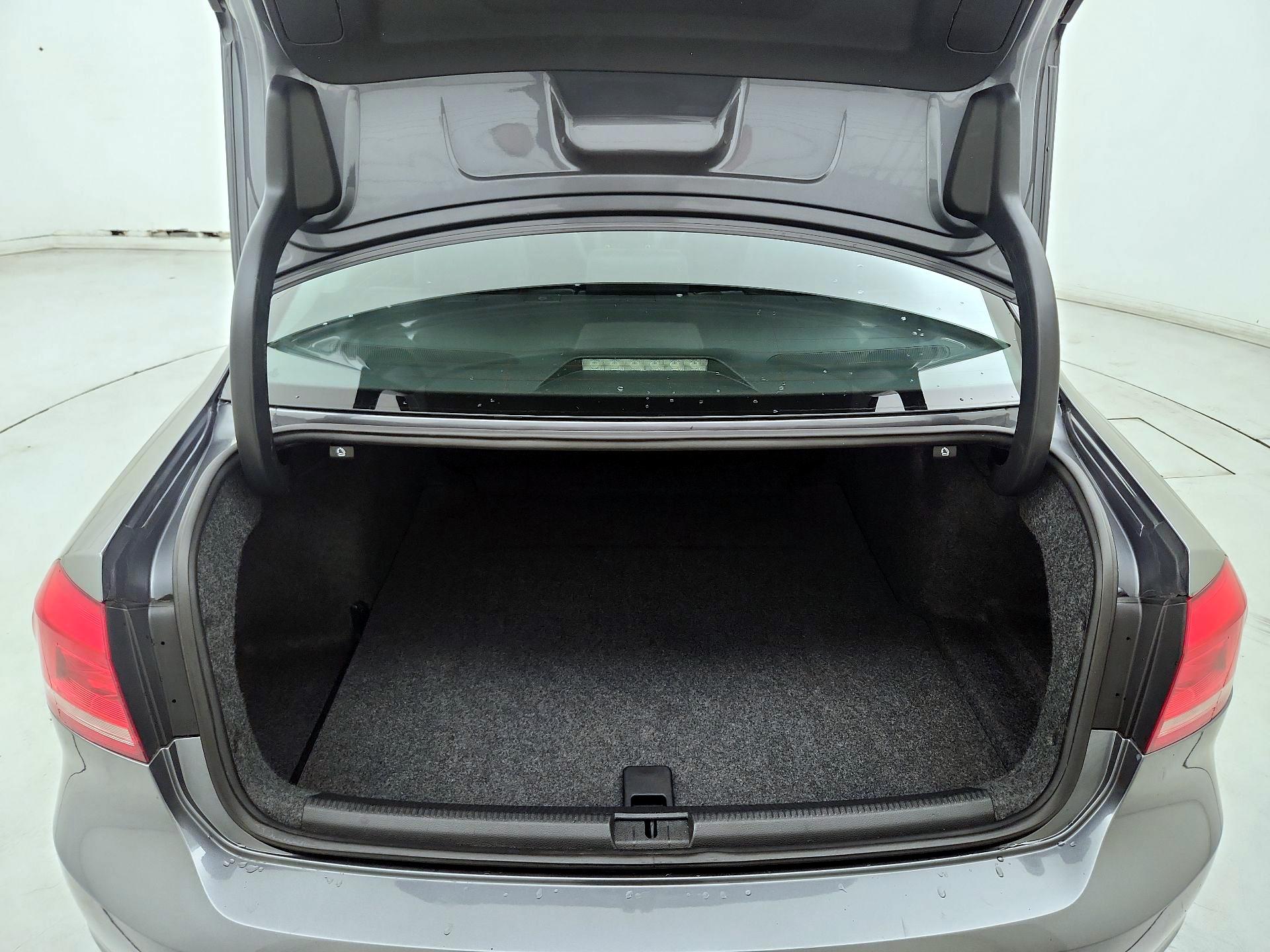 Thumbnail: 2015 Volkswagen Passat - 20