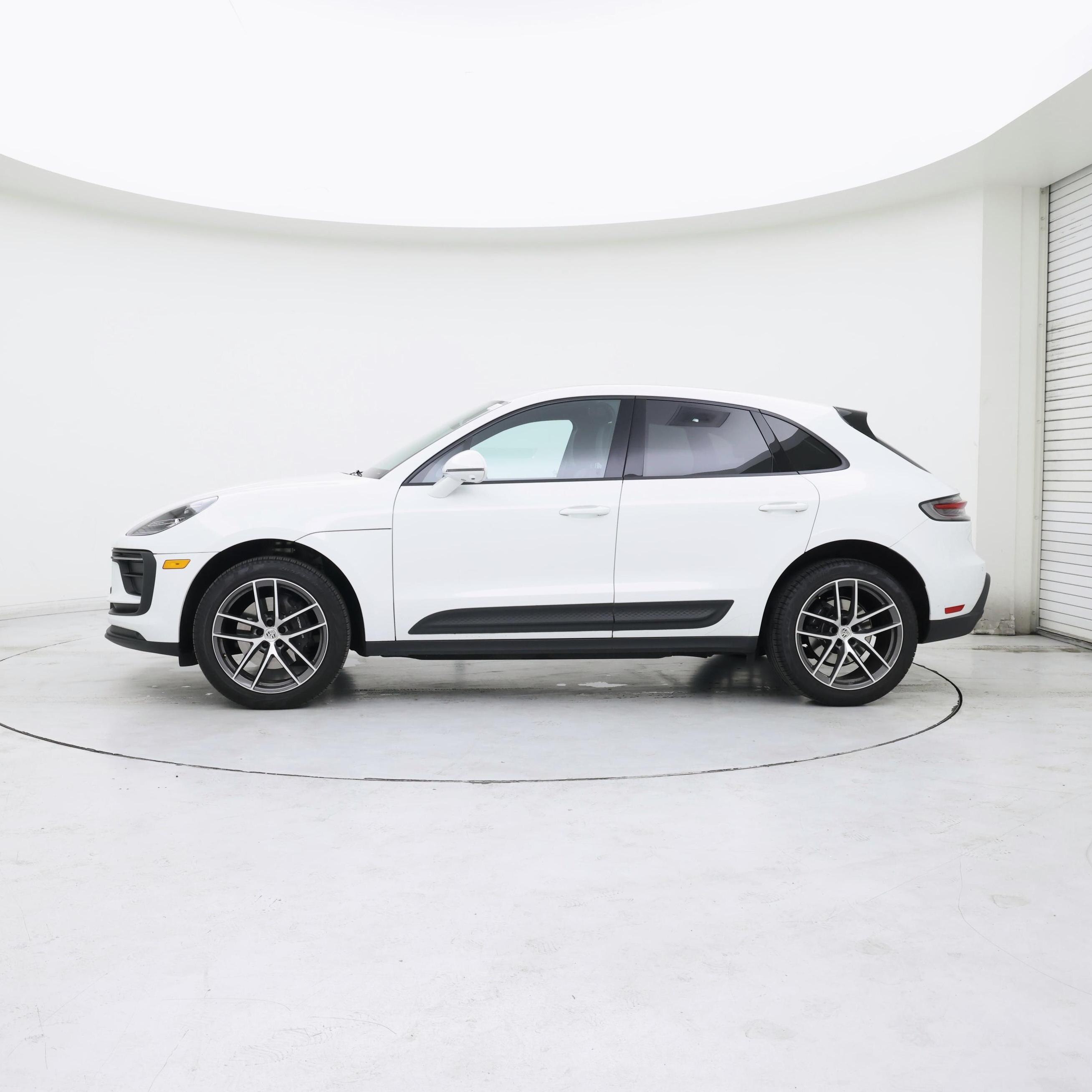 Thumbnail: 2023 Porsche Macan - 3