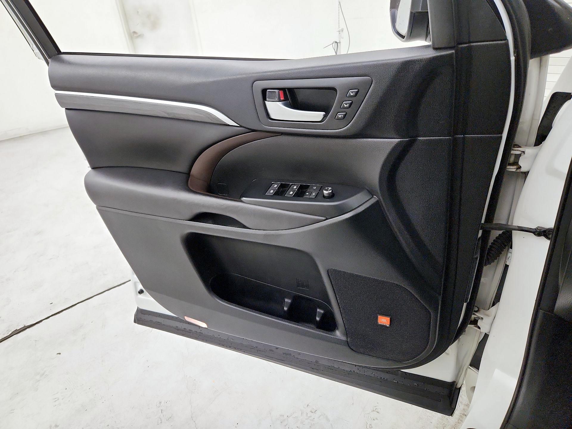 Thumbnail: 2017 Toyota Highlander - 12