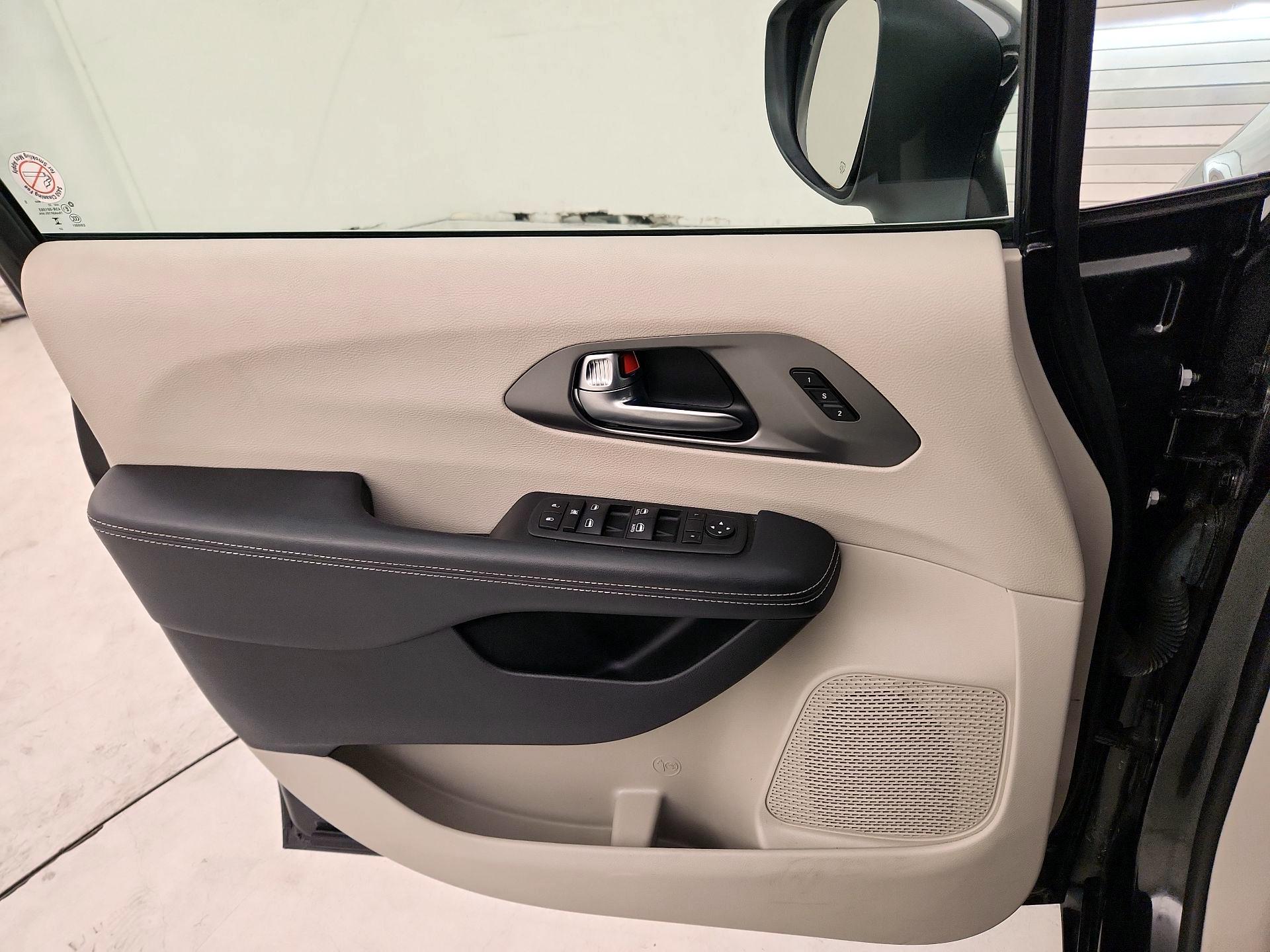 Thumbnail: 2023 Chrysler Pacifica - 12