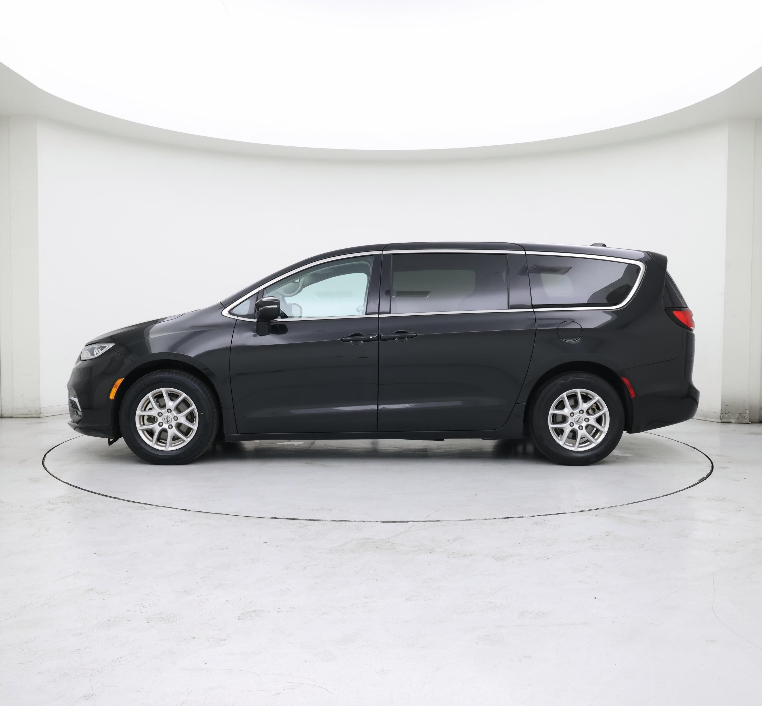Thumbnail: 2023 Chrysler Pacifica - 3