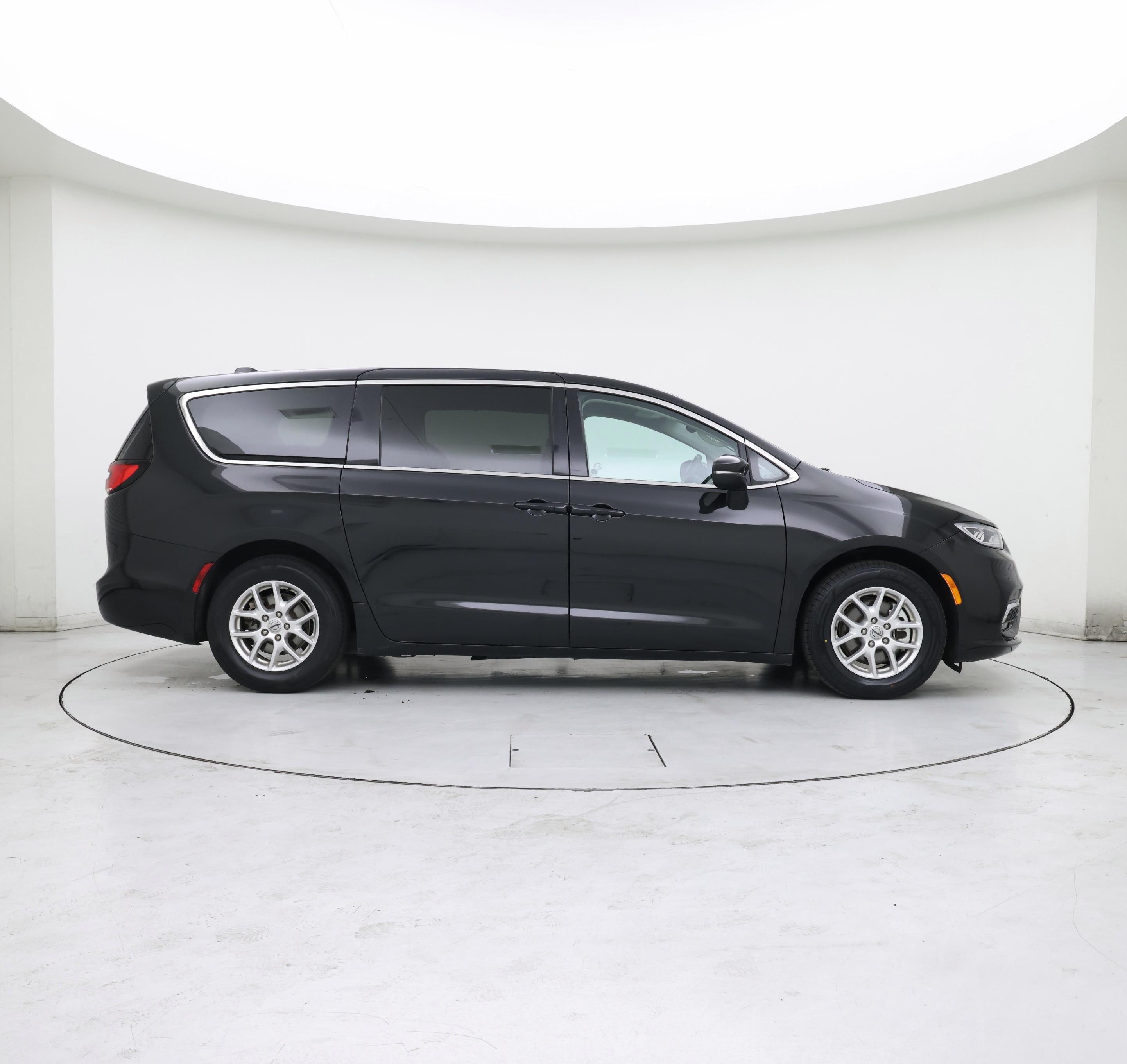 Thumbnail: 2023 Chrysler Pacifica - 7