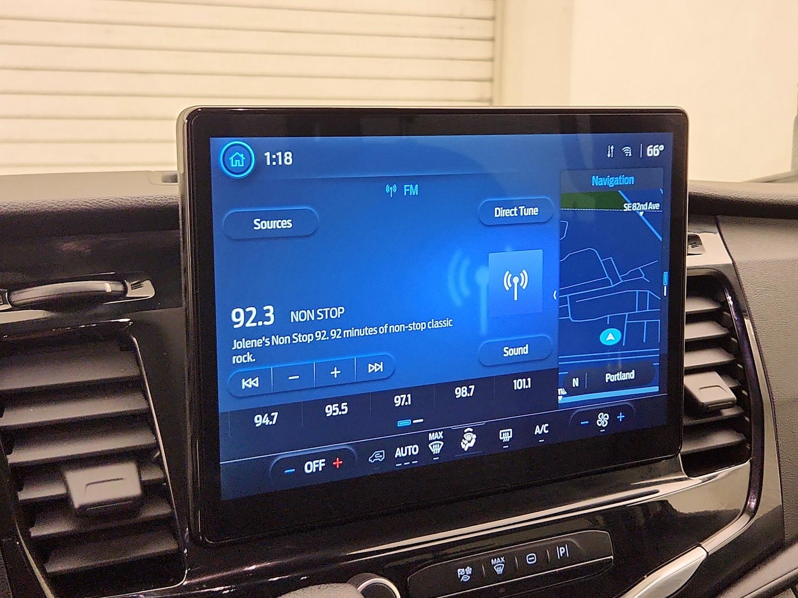 2024 Ford Transit Passenger Van XLT - Photo 17