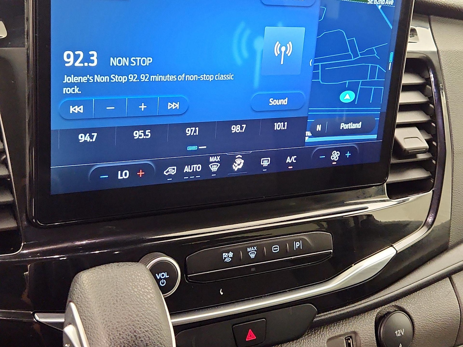 2024 Ford Transit Passenger Van XLT - Photo 18