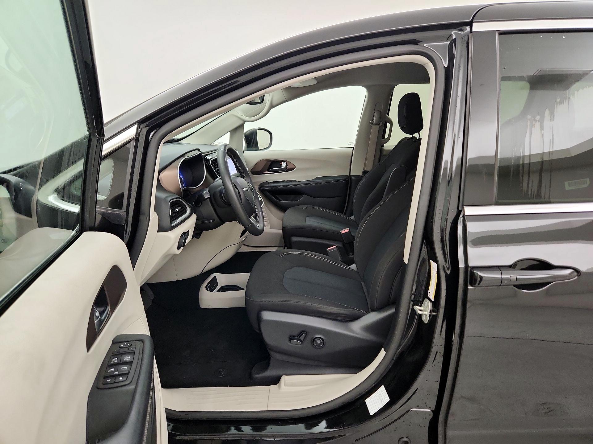 Thumbnail: 2023 Chrysler Voyager - 11