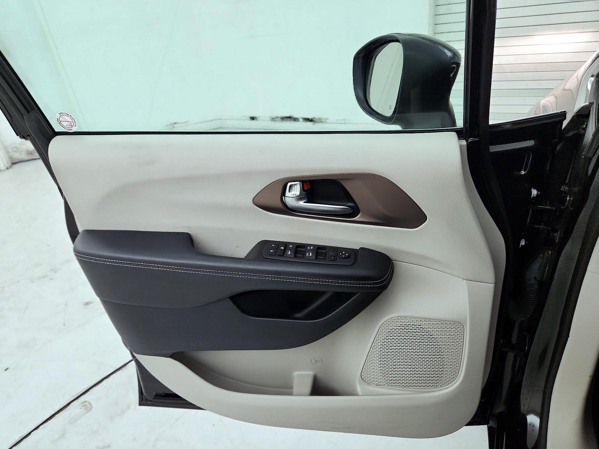 Thumbnail: 2023 Chrysler Voyager - 12