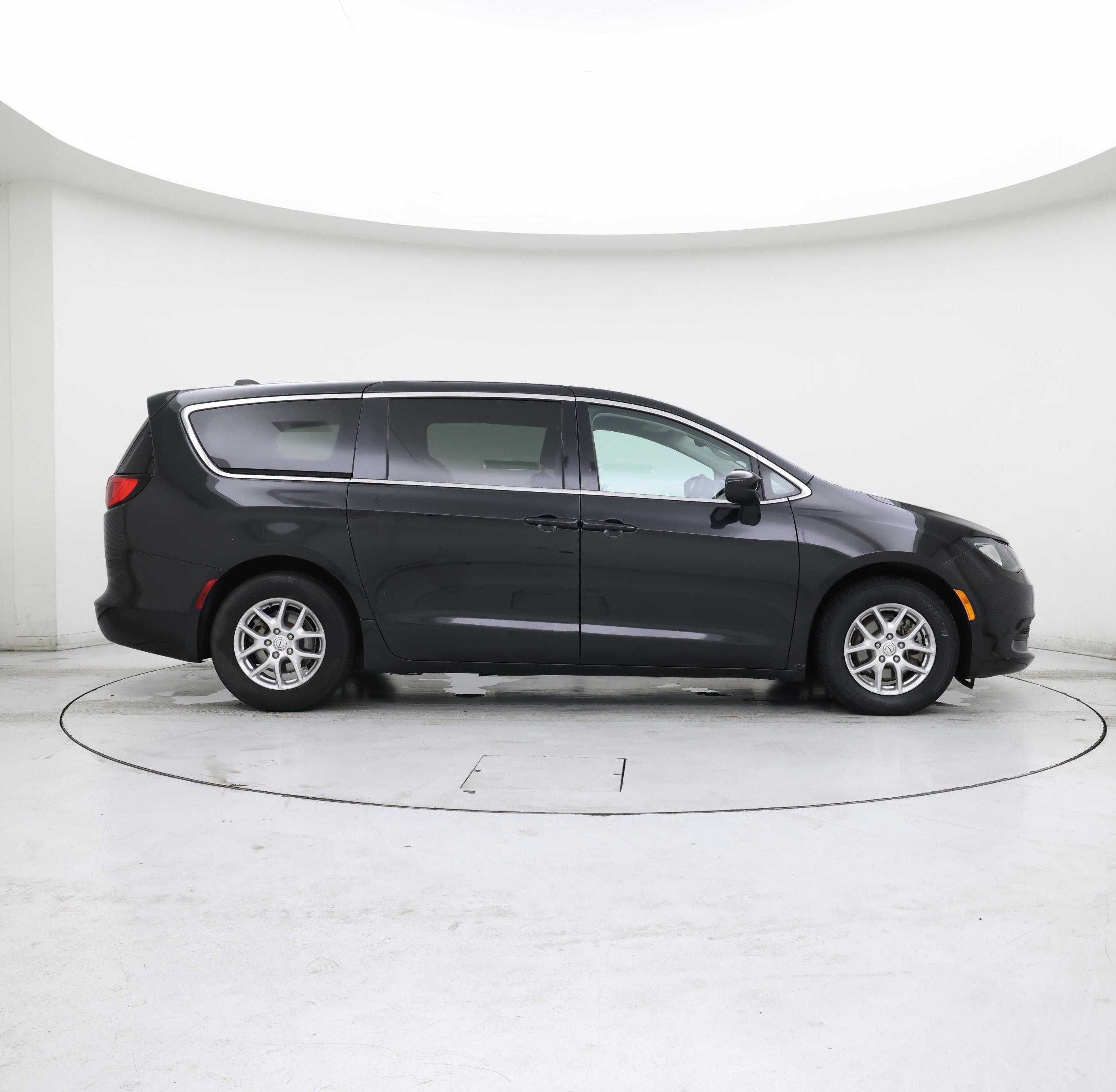 Thumbnail: 2023 Chrysler Voyager - 7