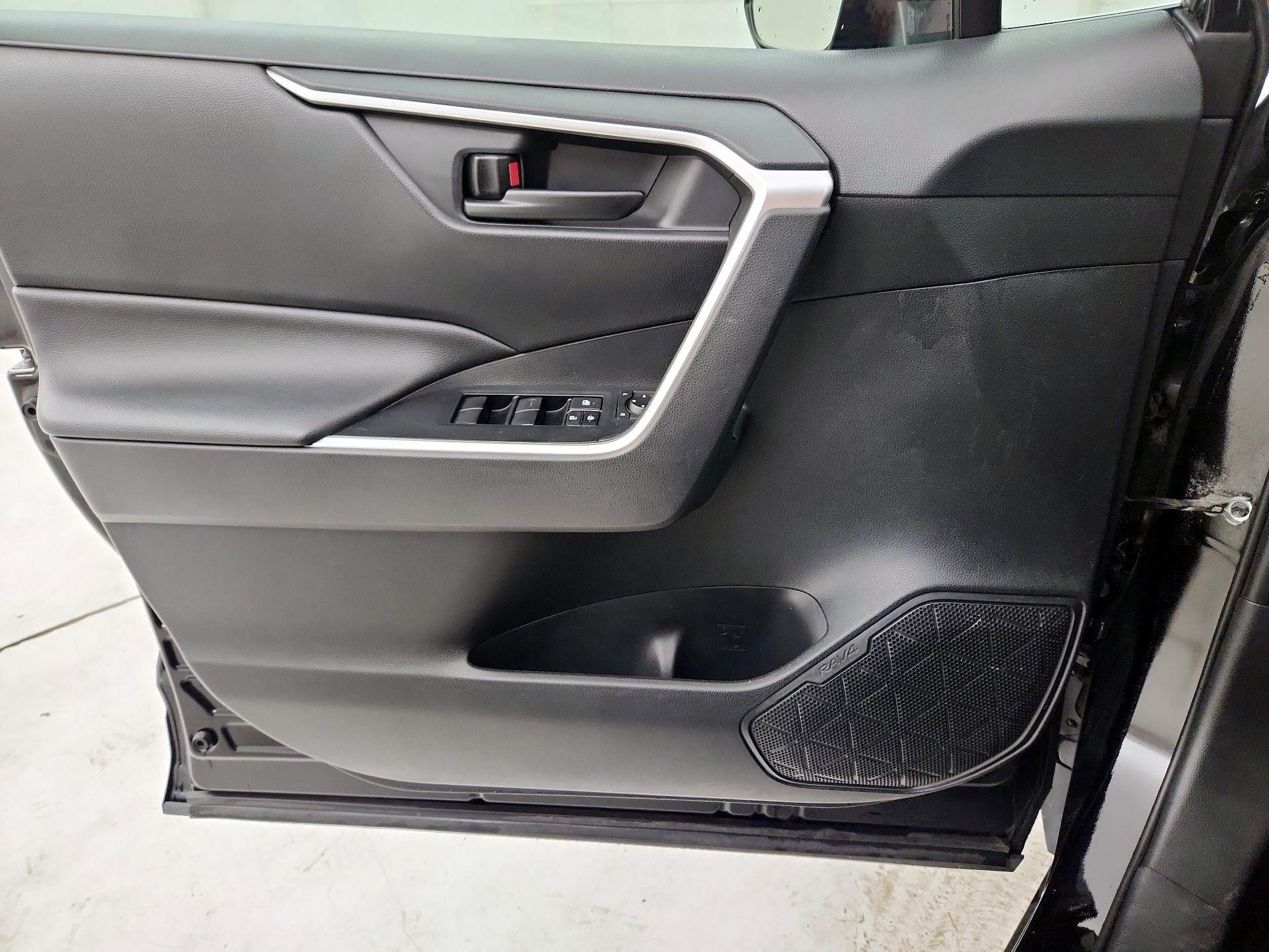 Thumbnail: 2019 Toyota RAV4 - 12
