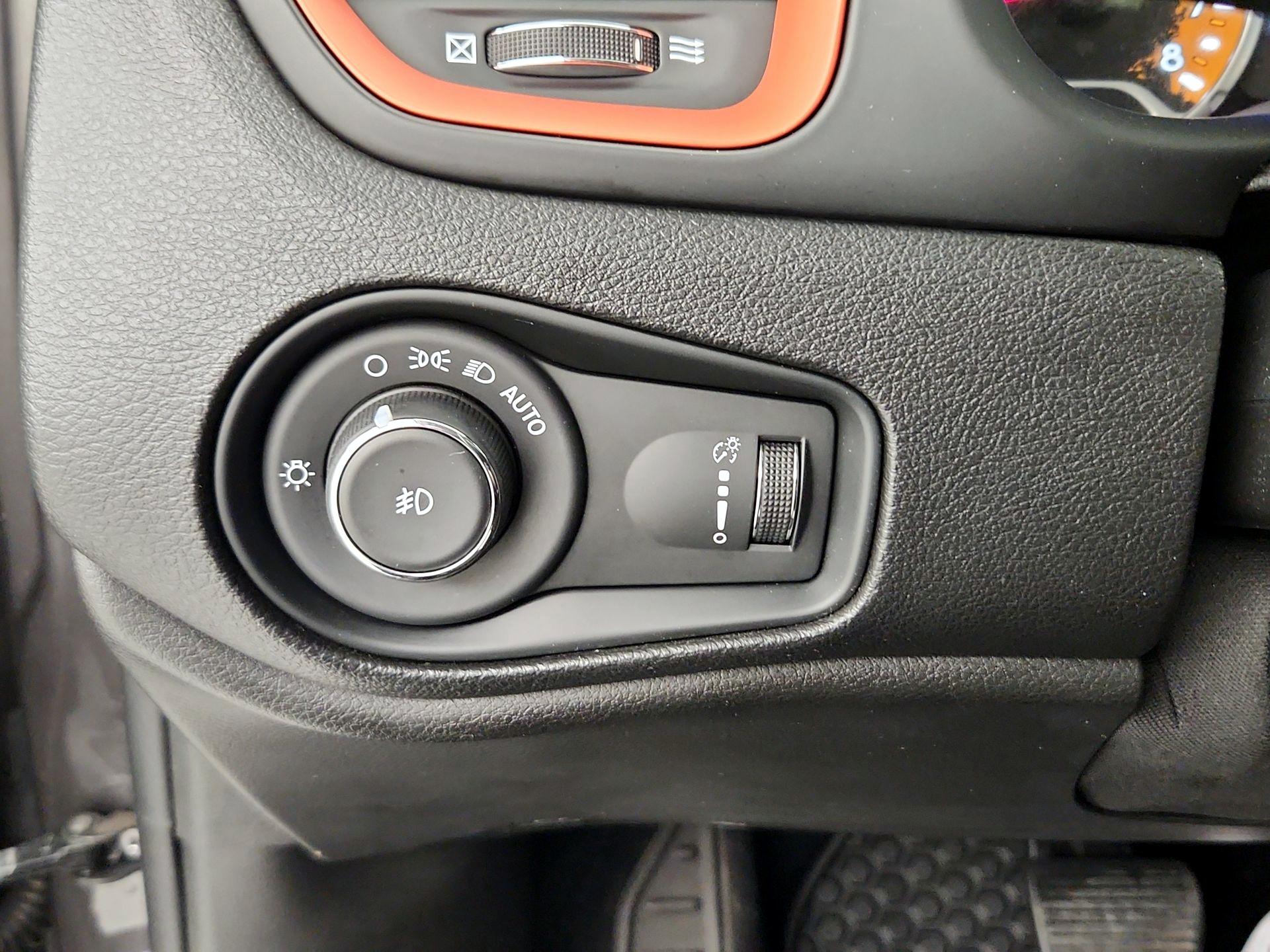 Thumbnail: 2018 Jeep Renegade - 13