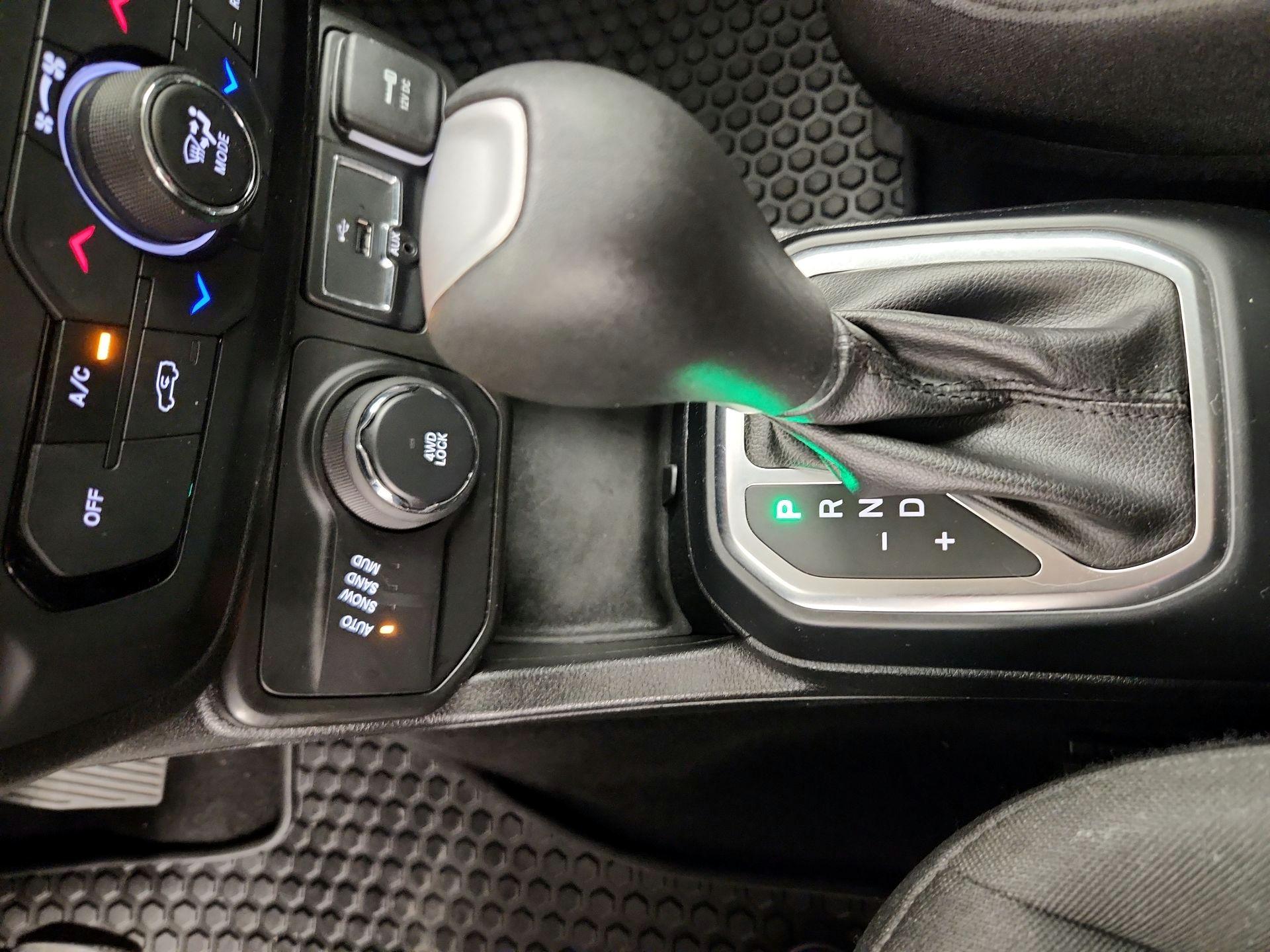 Thumbnail: 2018 Jeep Renegade - 17