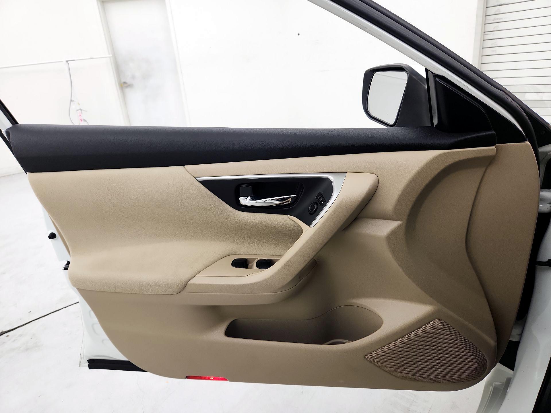 Thumbnail: 2015 Nissan Altima - 12