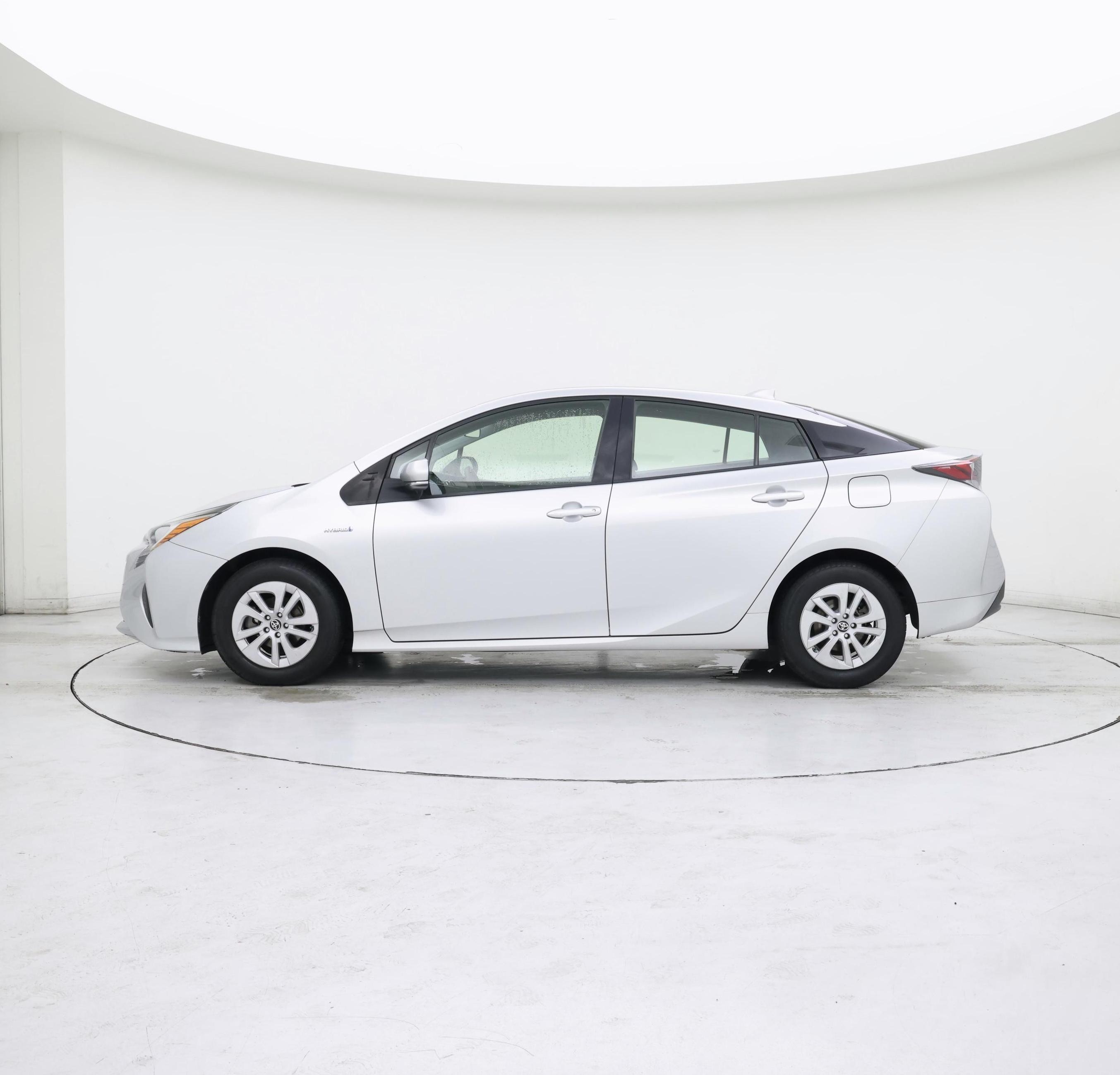 Thumbnail: 2017 Toyota Prius - 3