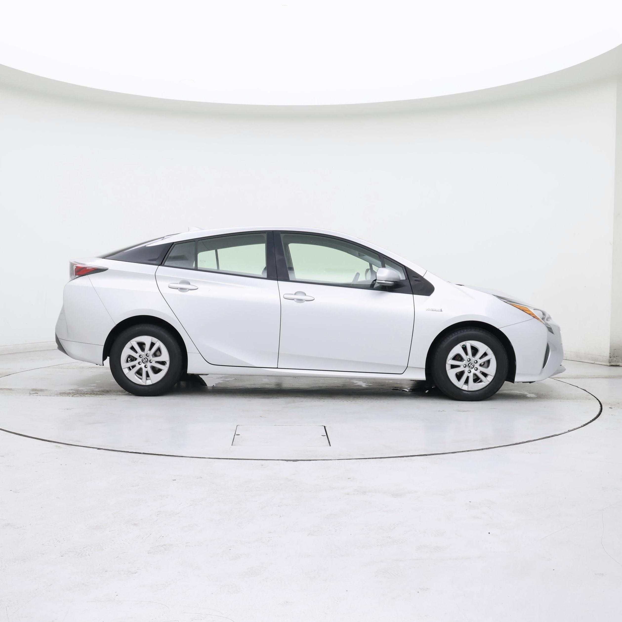 Thumbnail: 2017 Toyota Prius - 7