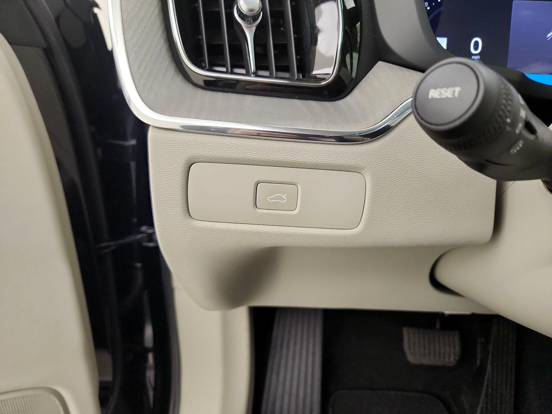 Thumbnail: 2023 Volvo XC60 - 13