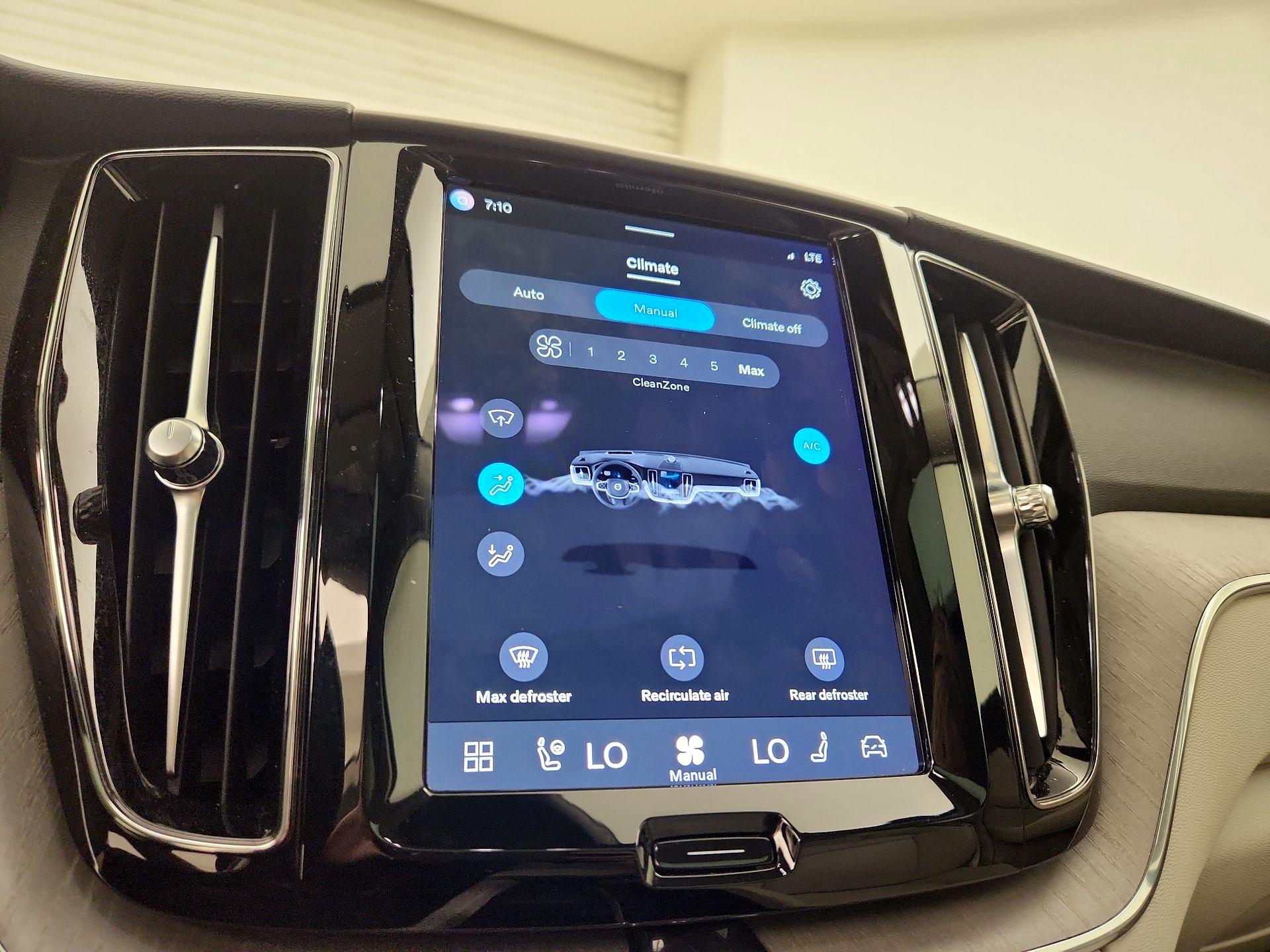 Thumbnail: 2023 Volvo XC60 - 16