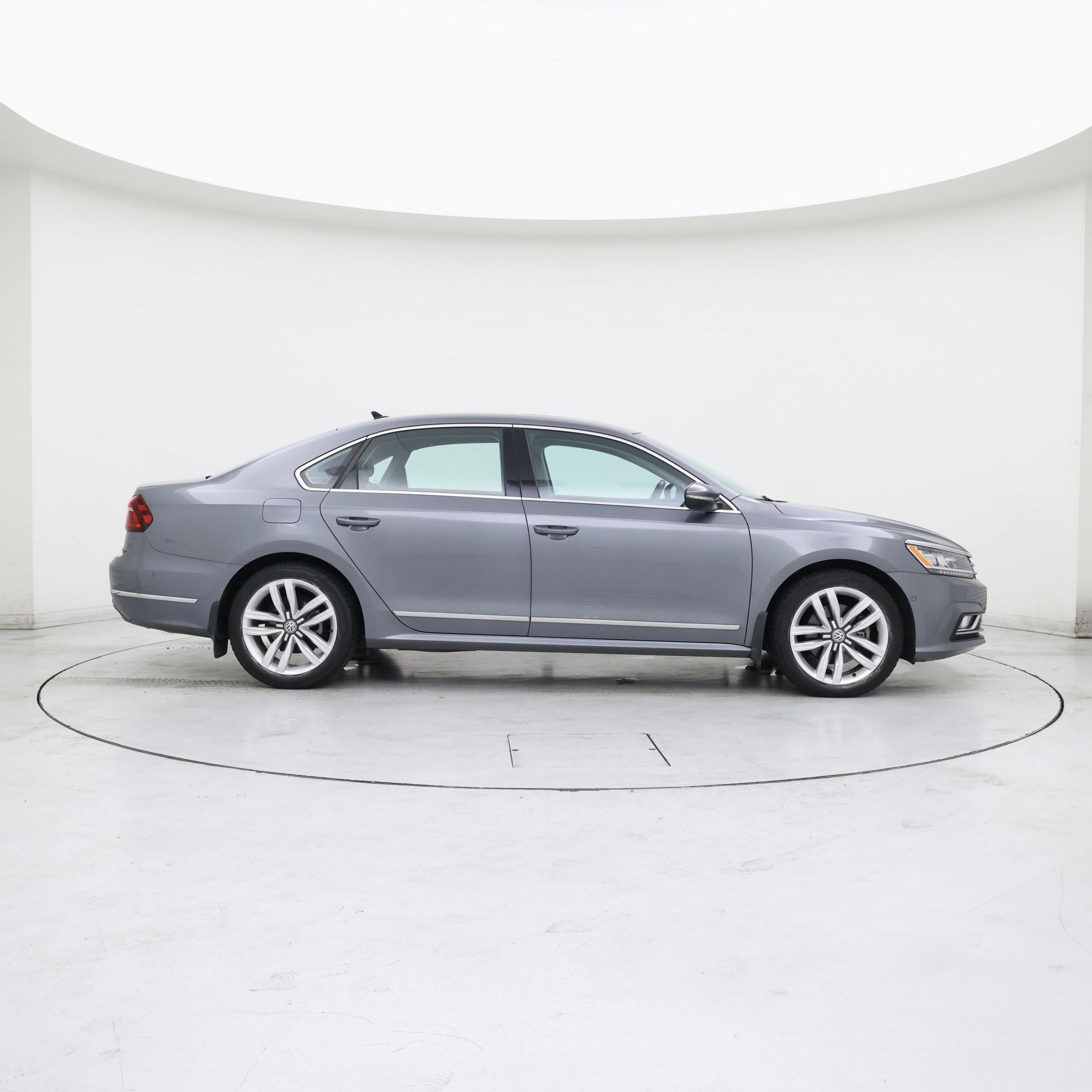 Thumbnail: 2017 Volkswagen Passat - 7