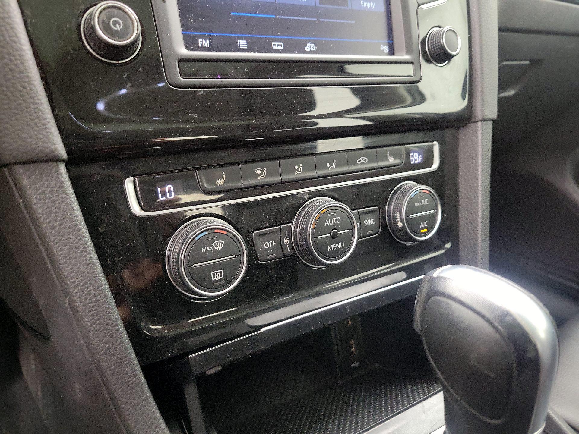 Thumbnail: 2017 Volkswagen Golf - 17