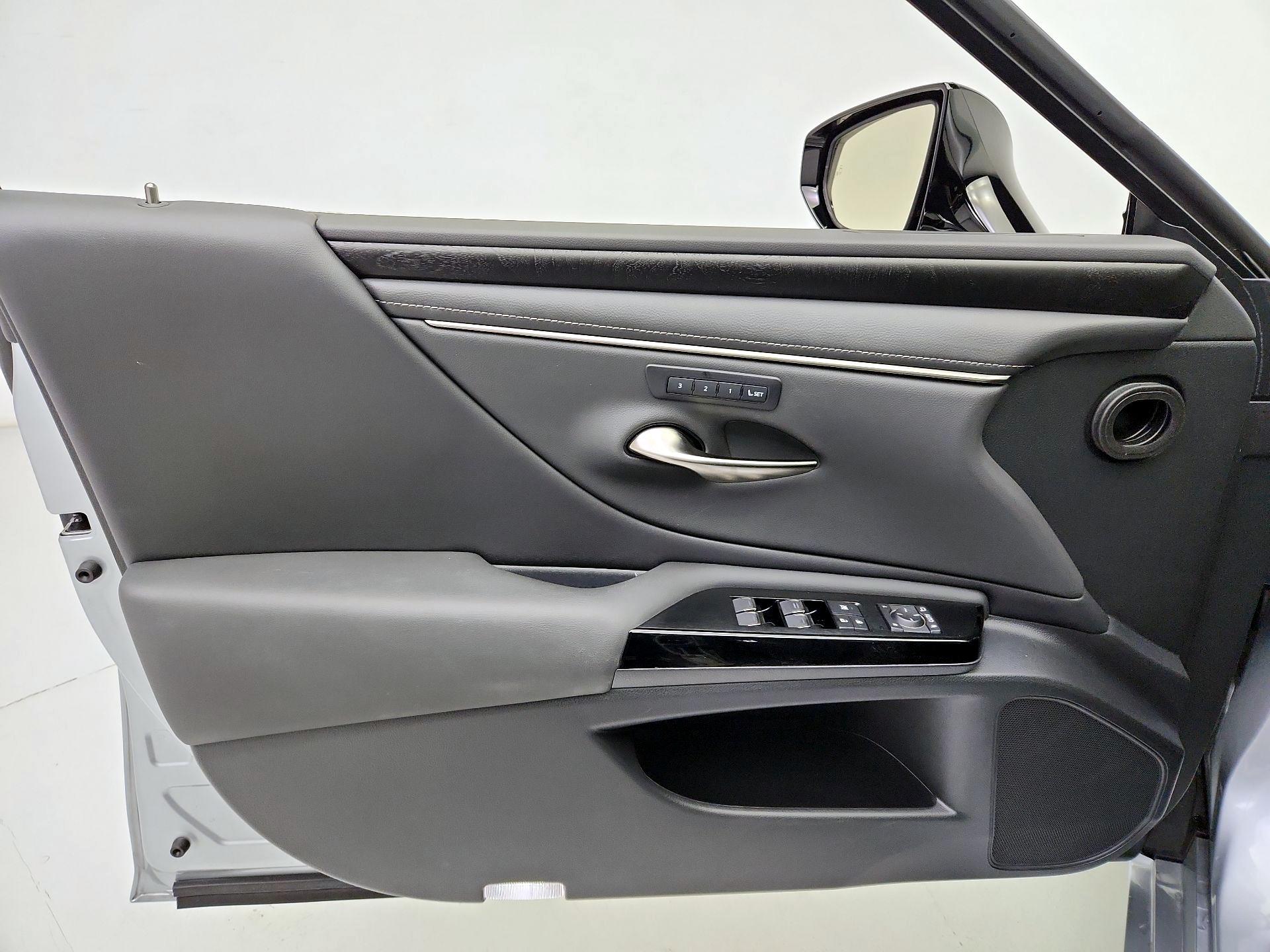 Thumbnail: 2022 Lexus ES - 12