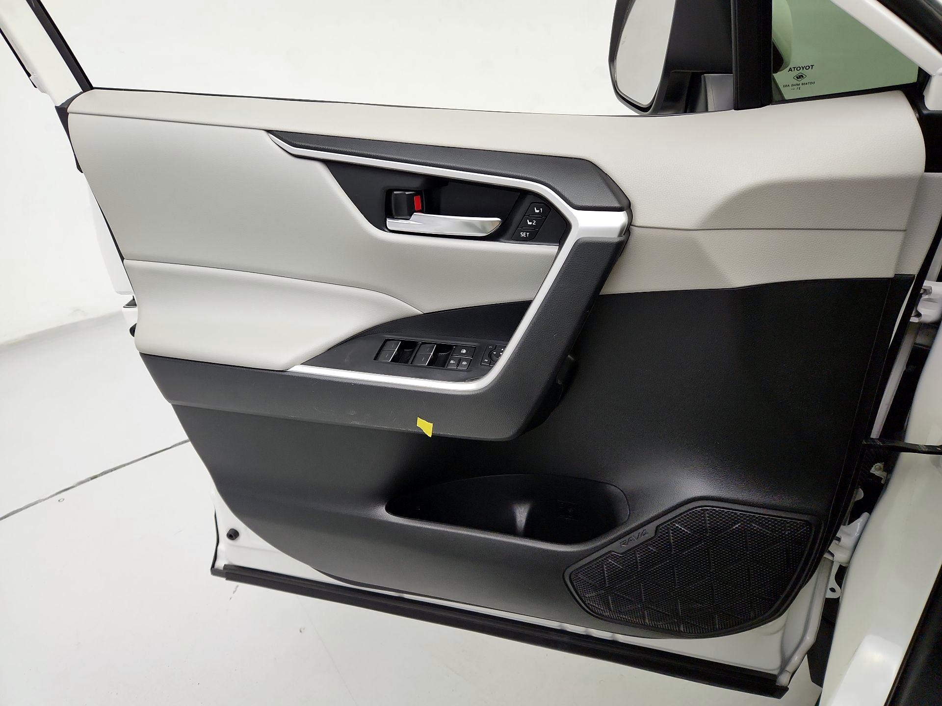 Thumbnail: 2022 Toyota RAV4 - 12