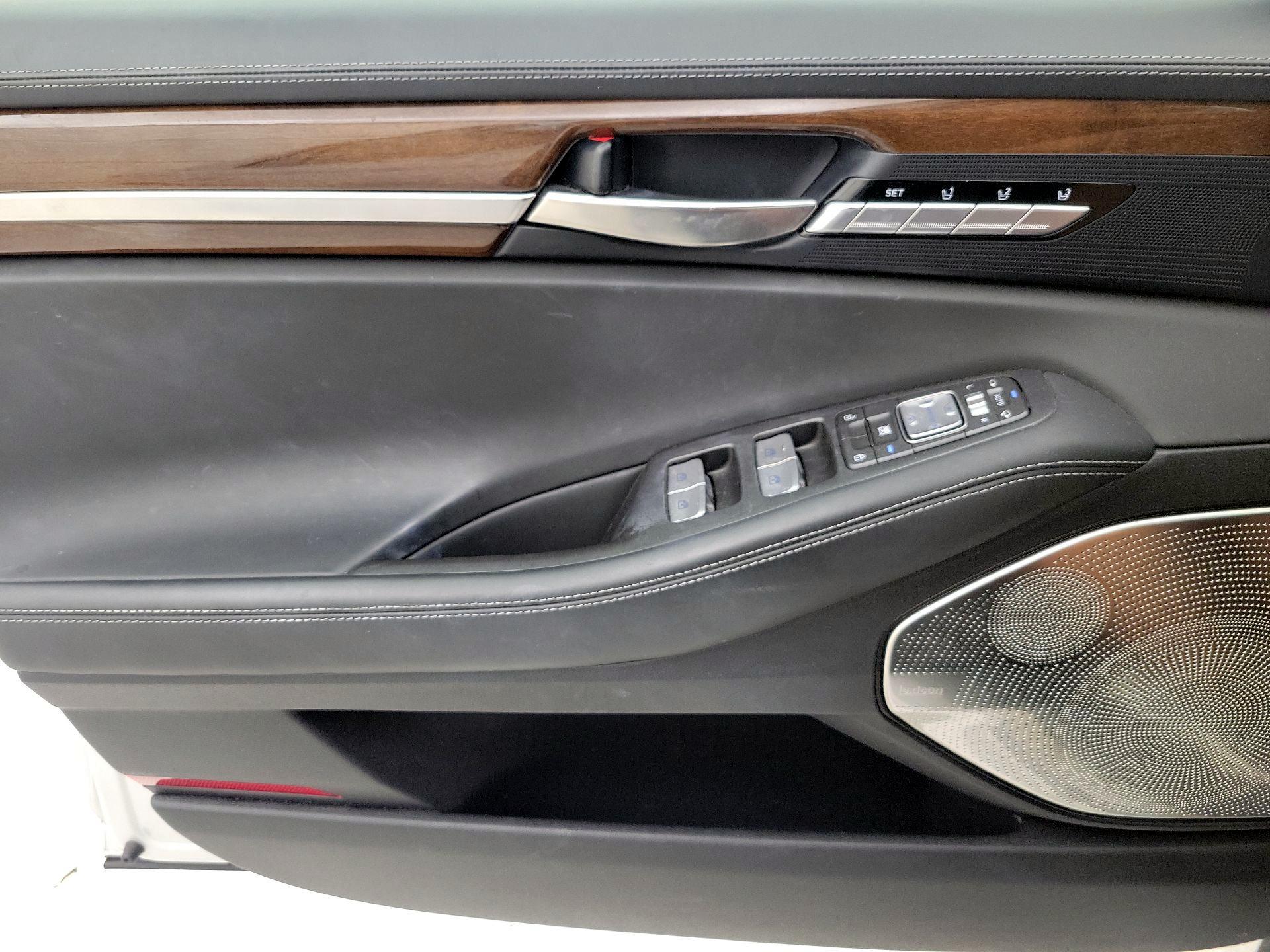 Thumbnail: 2019 Genesis G90 - 12
