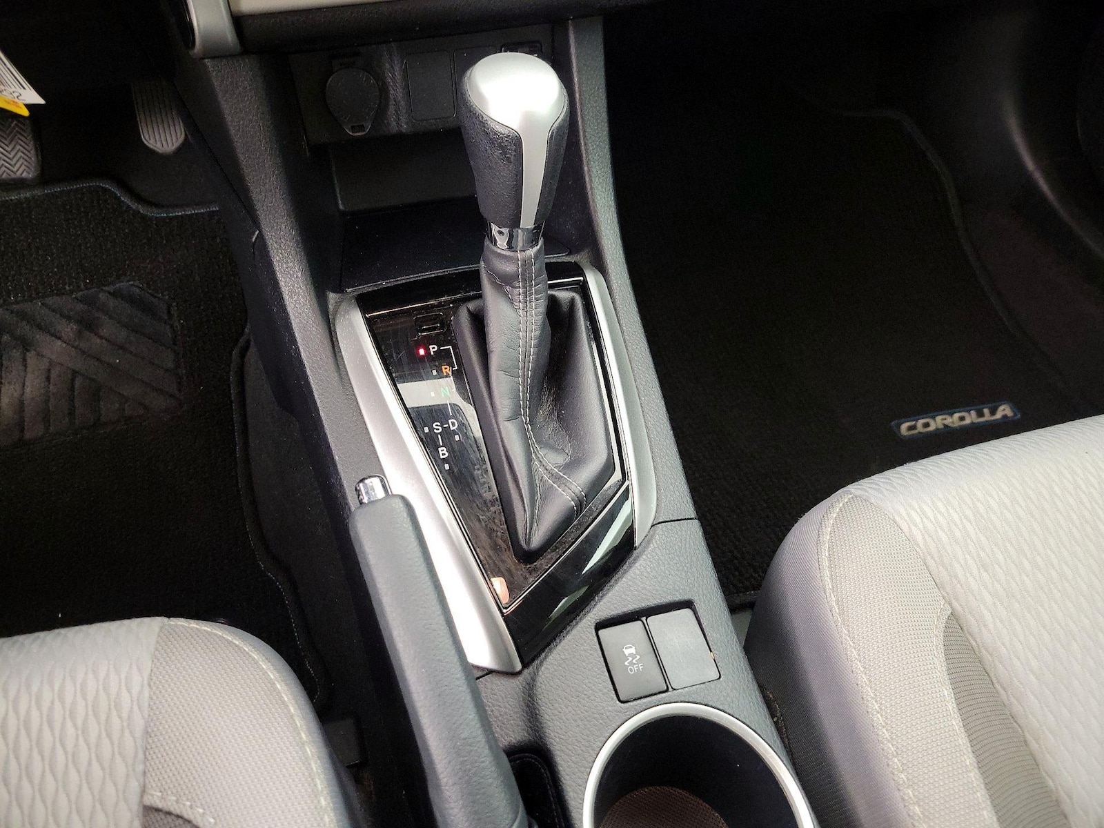 2017 Toyota Corolla LE - Photo 18