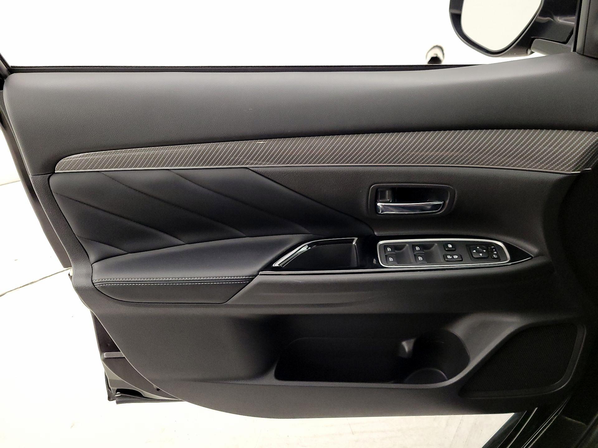 Thumbnail: 2020 Mitsubishi Outlander - 12