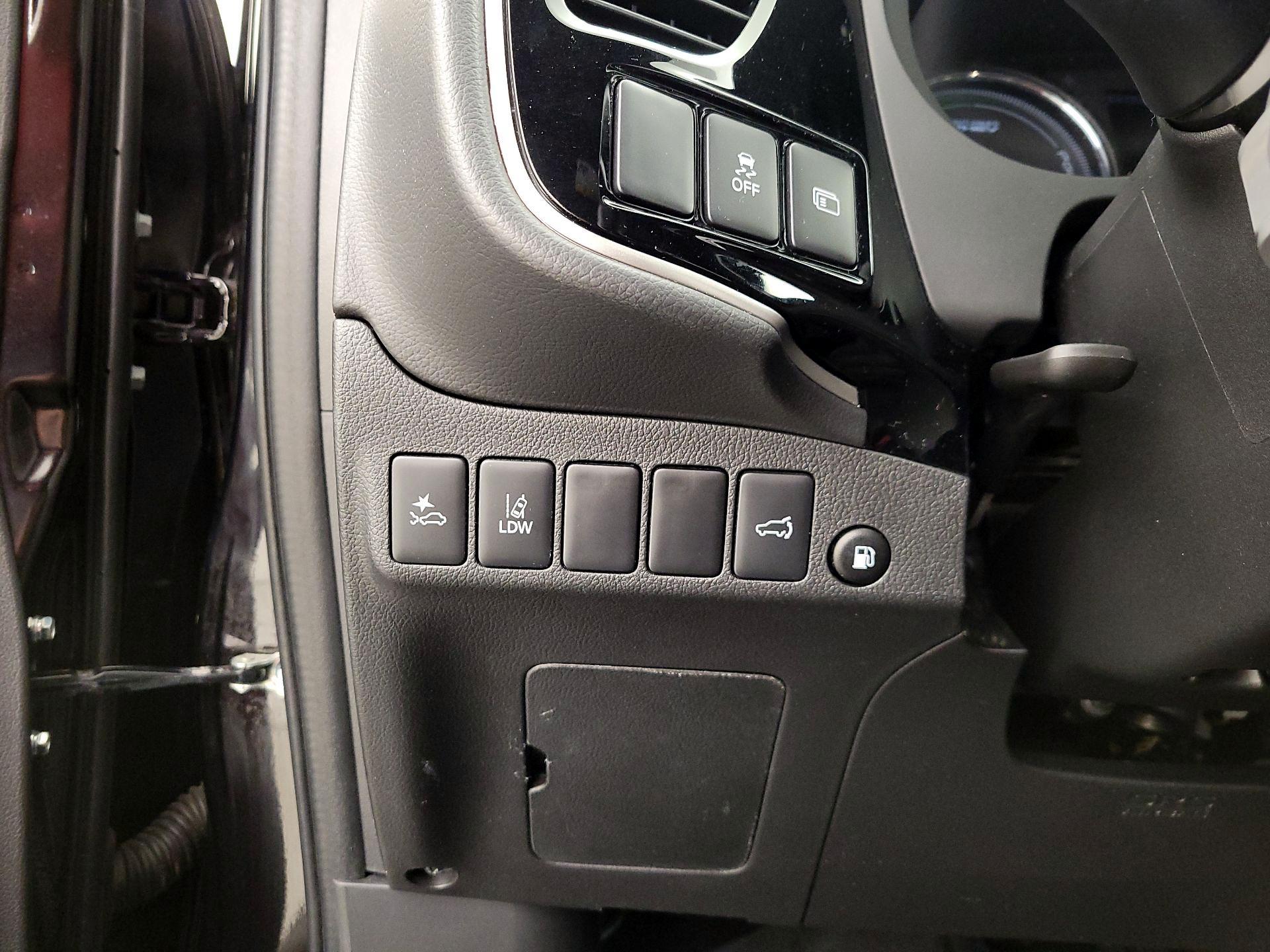 Thumbnail: 2020 Mitsubishi Outlander - 13