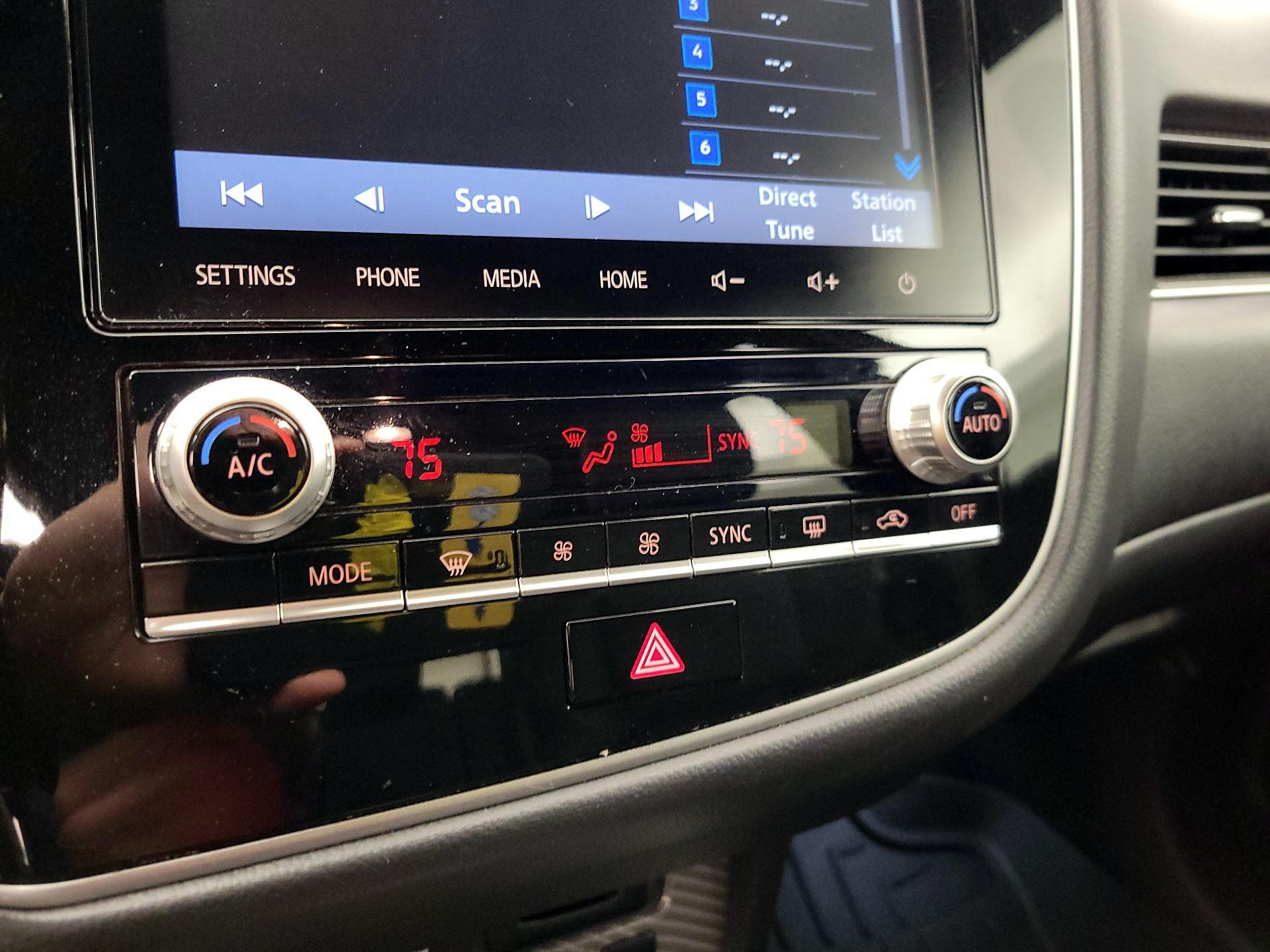 Thumbnail: 2020 Mitsubishi Outlander - 16