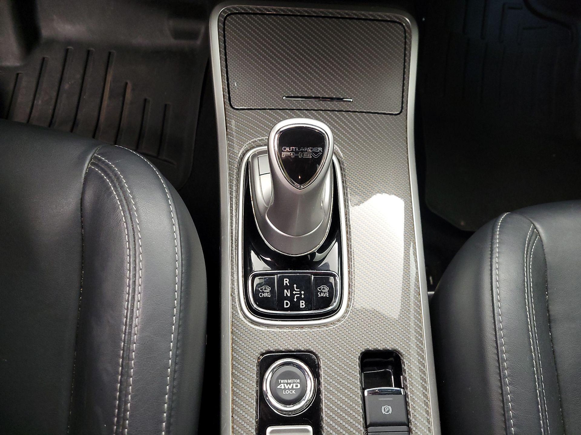 Thumbnail: 2020 Mitsubishi Outlander - 17