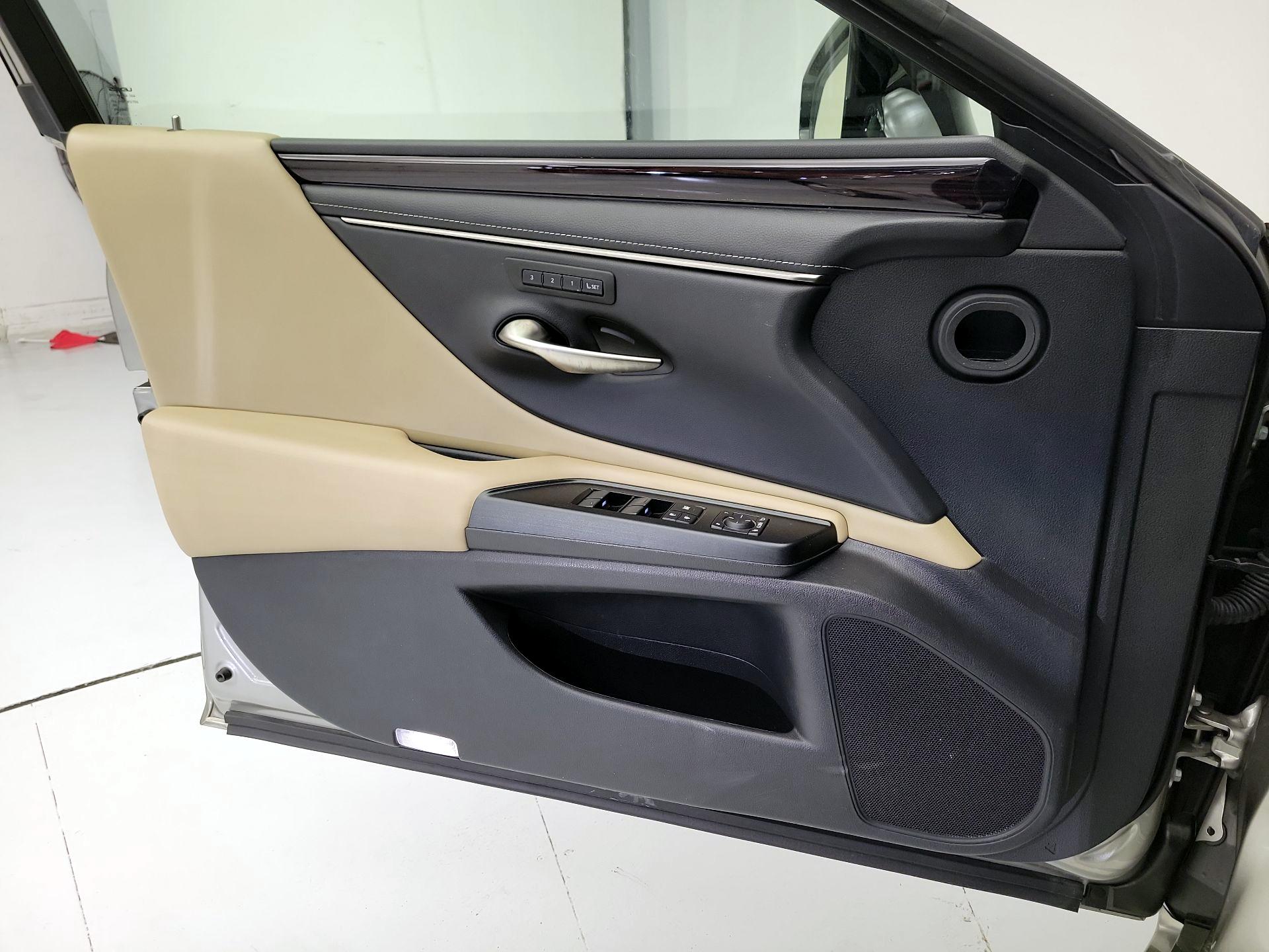 Thumbnail: 2020 Lexus ES - 12