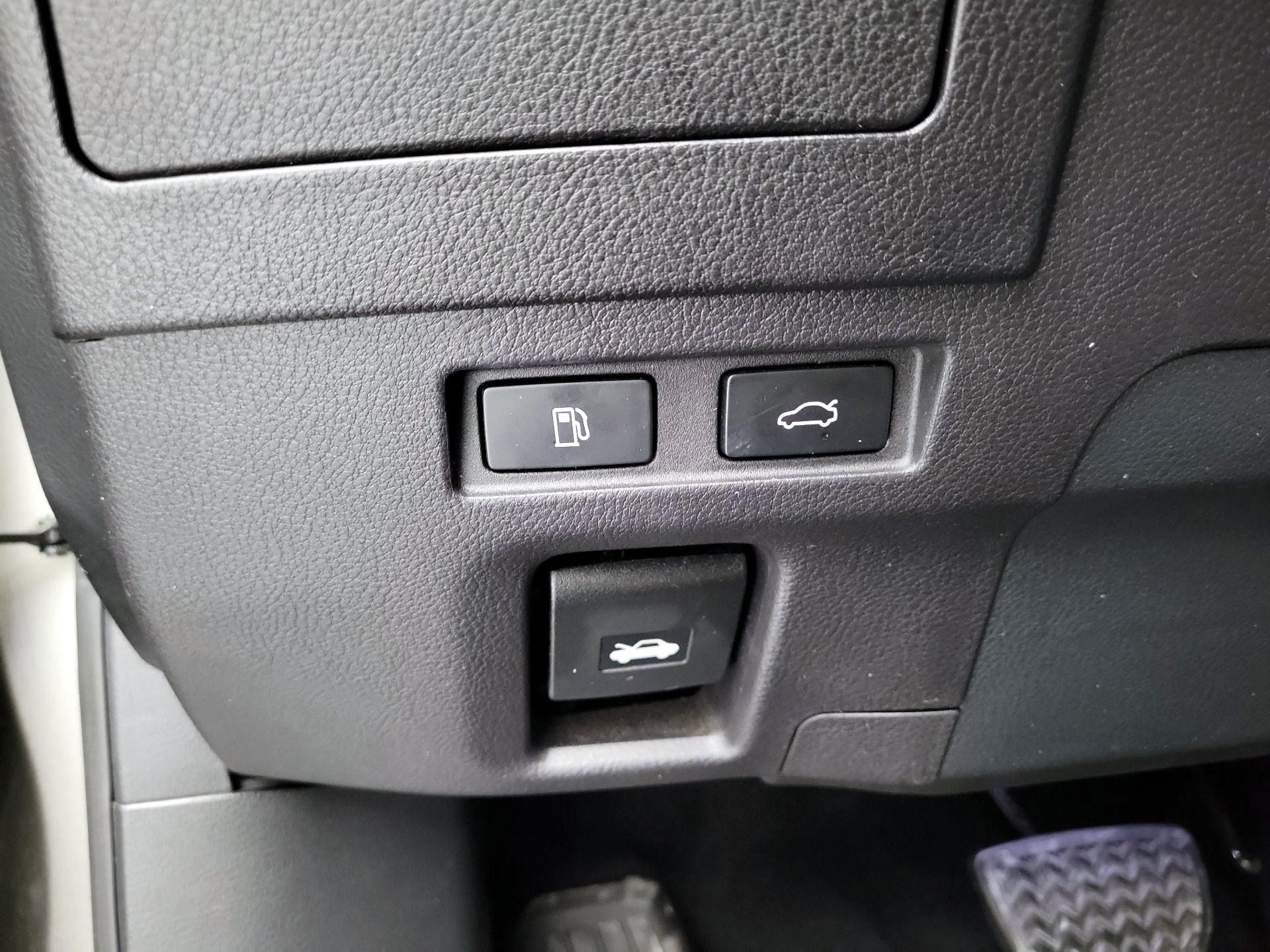 Thumbnail: 2020 Lexus ES - 13