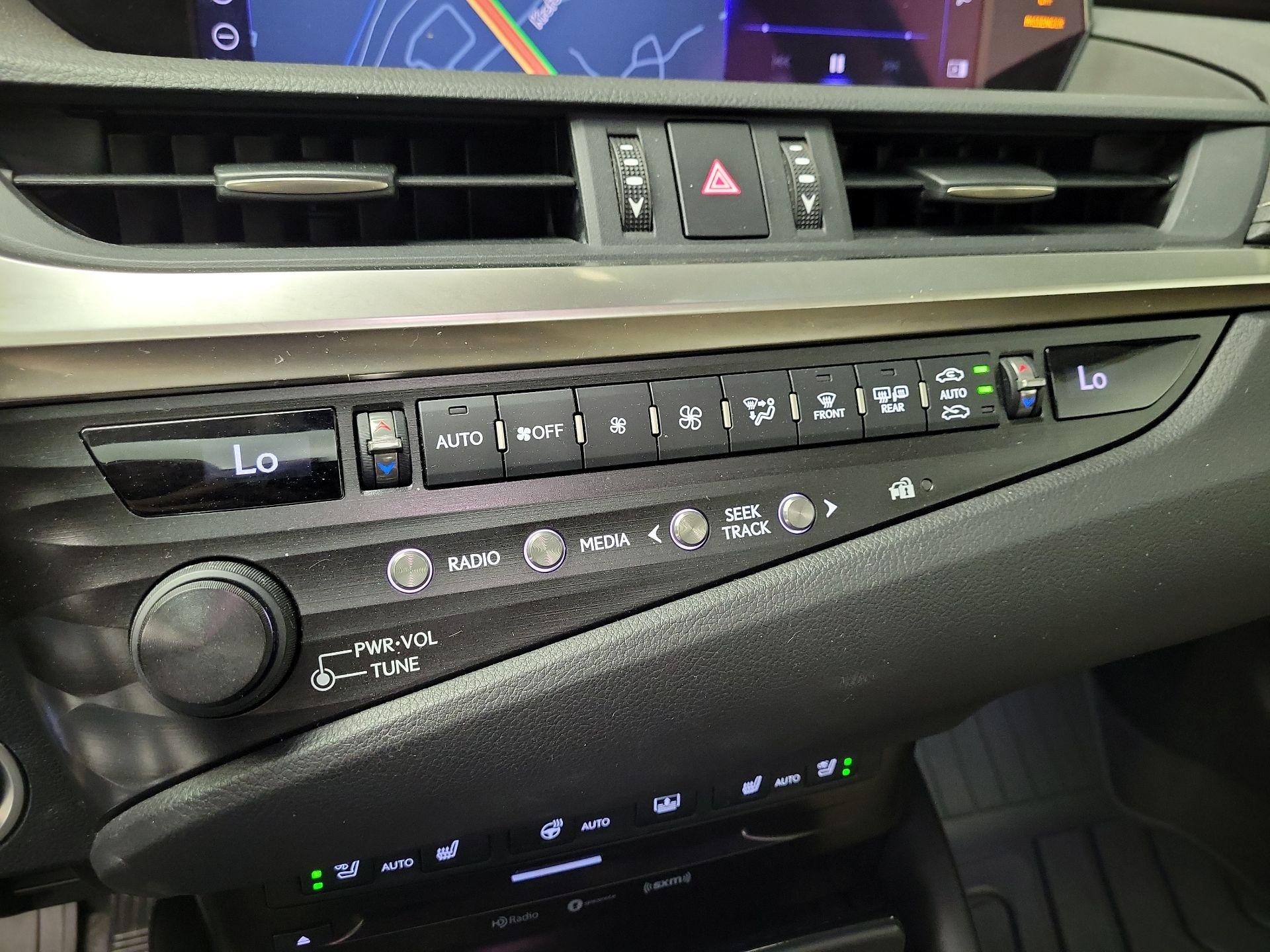 Thumbnail: 2020 Lexus ES - 17