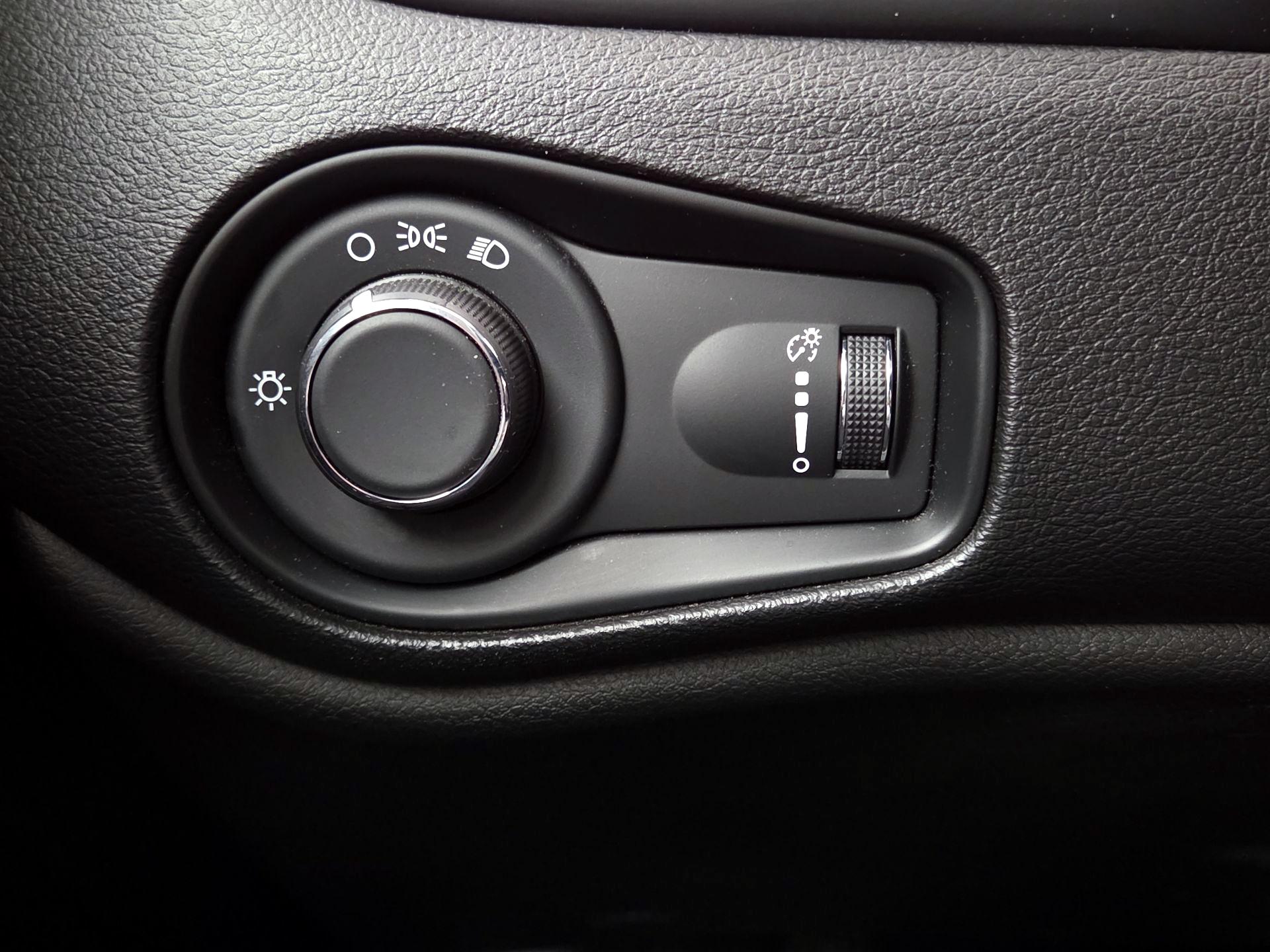 Thumbnail: 2018 Jeep Renegade - 13