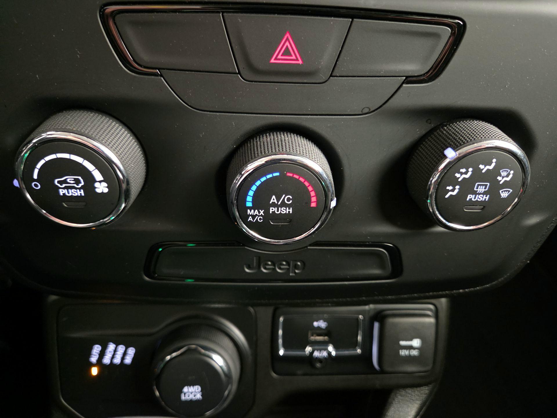 Thumbnail: 2018 Jeep Renegade - 16