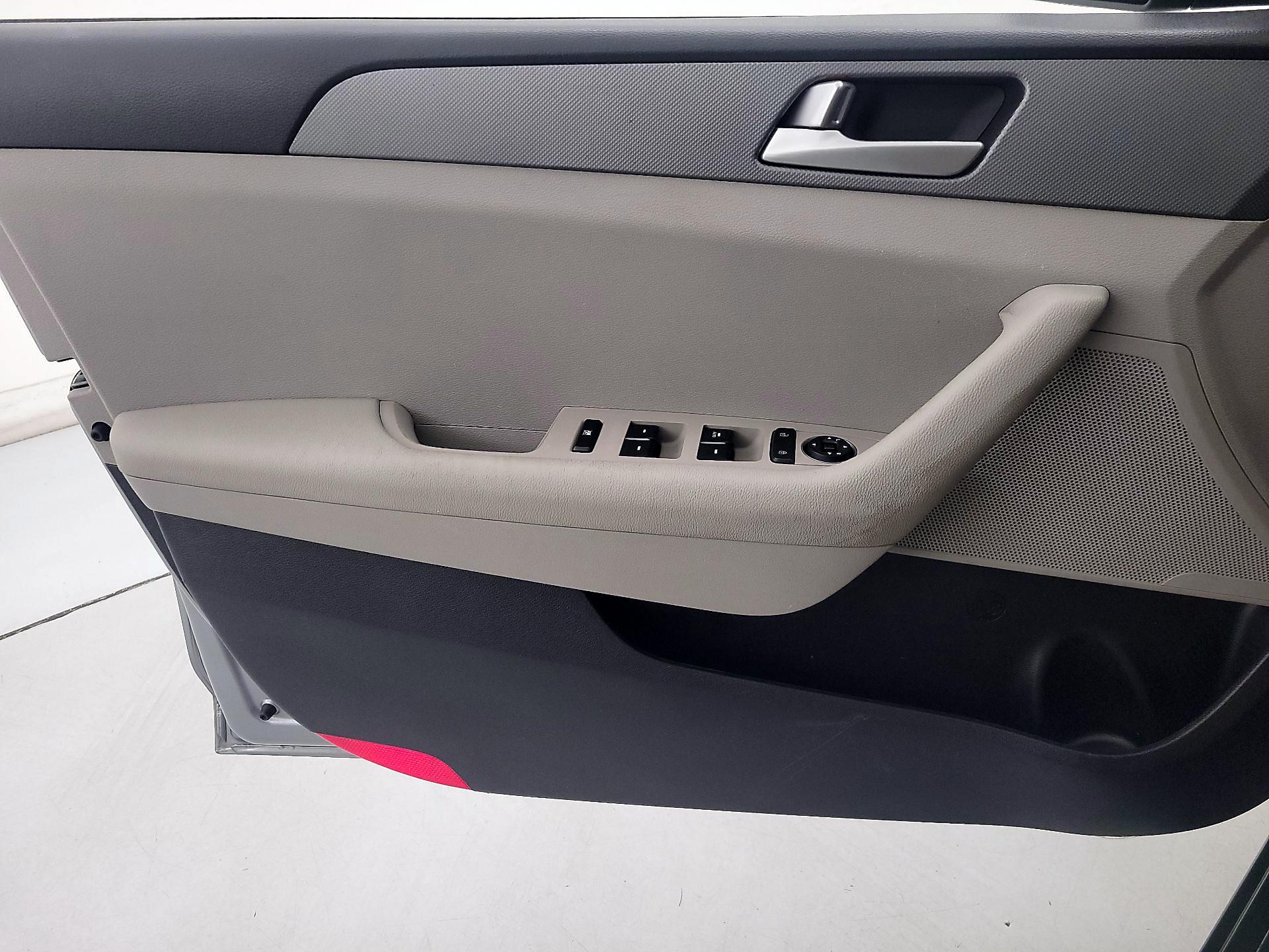 Thumbnail: 2016 Hyundai Sonata - 12