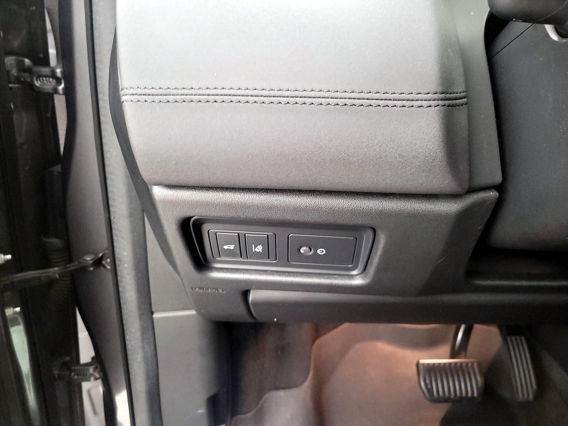 Thumbnail: 2019 Land Rover Discovery Sport - 13