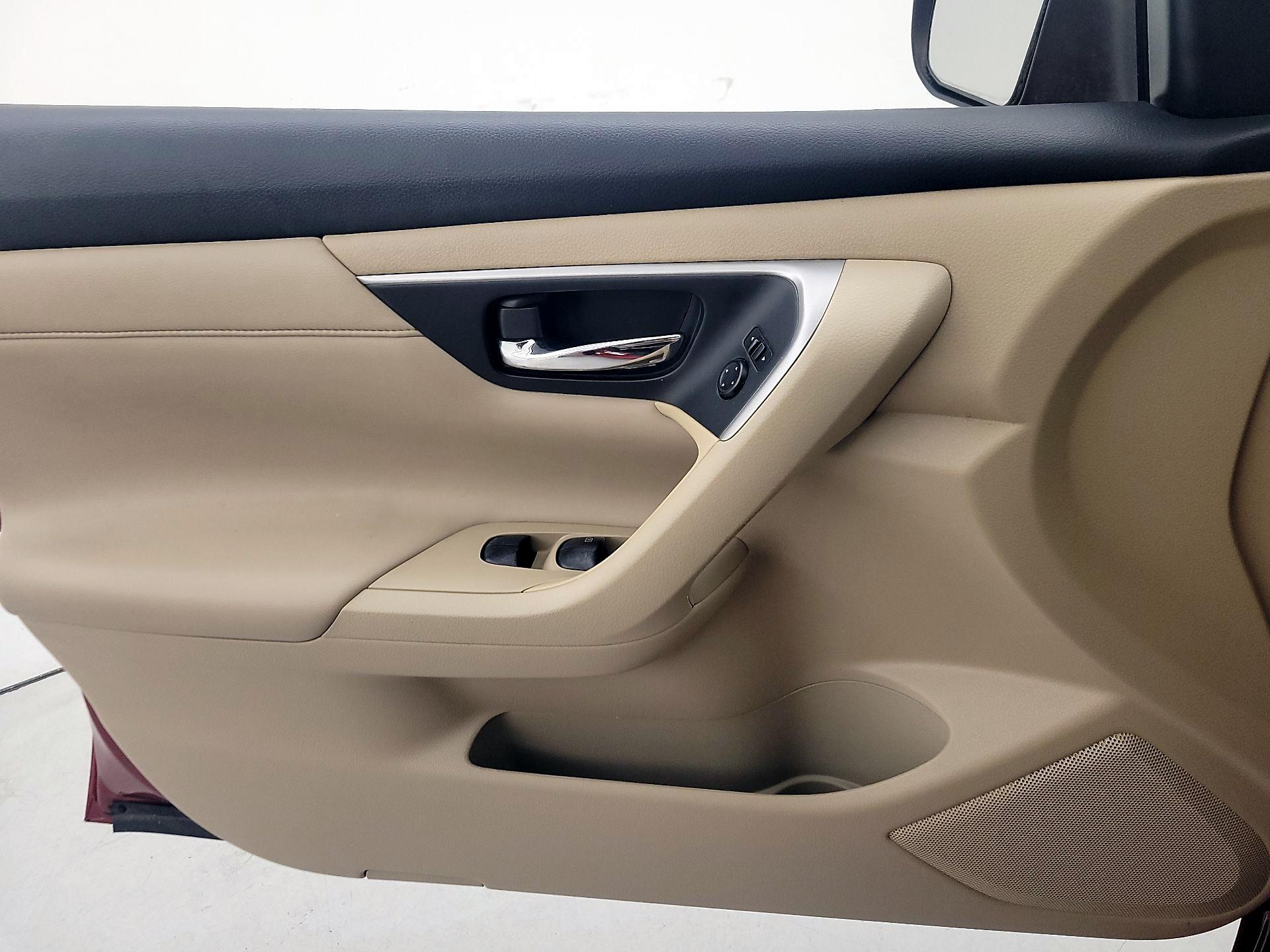 Thumbnail: 2015 Nissan Altima - 12