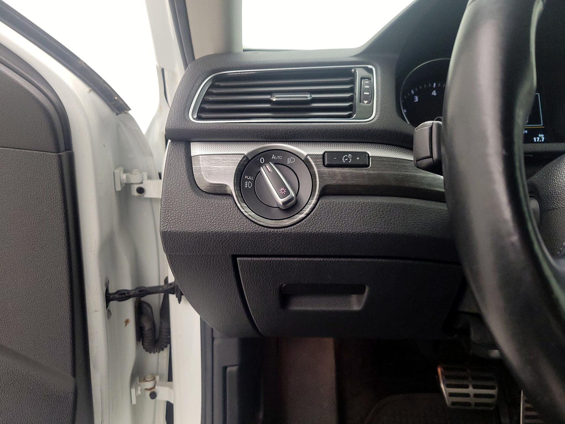 Thumbnail: 2018 Volkswagen Passat - 13