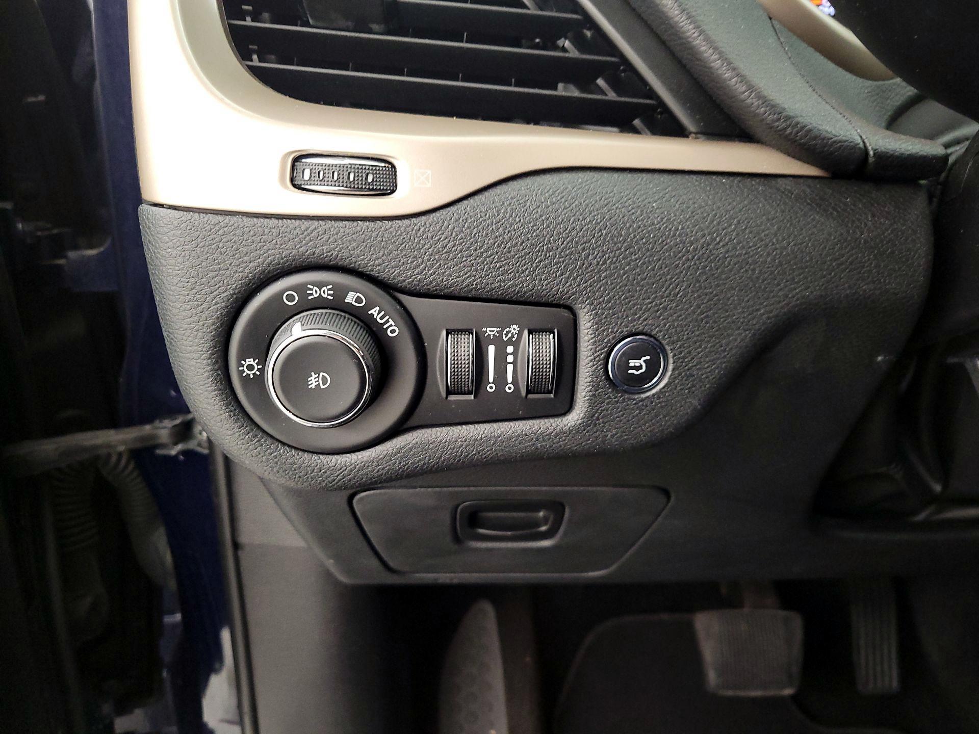 Thumbnail: 2016 Jeep Cherokee - 13