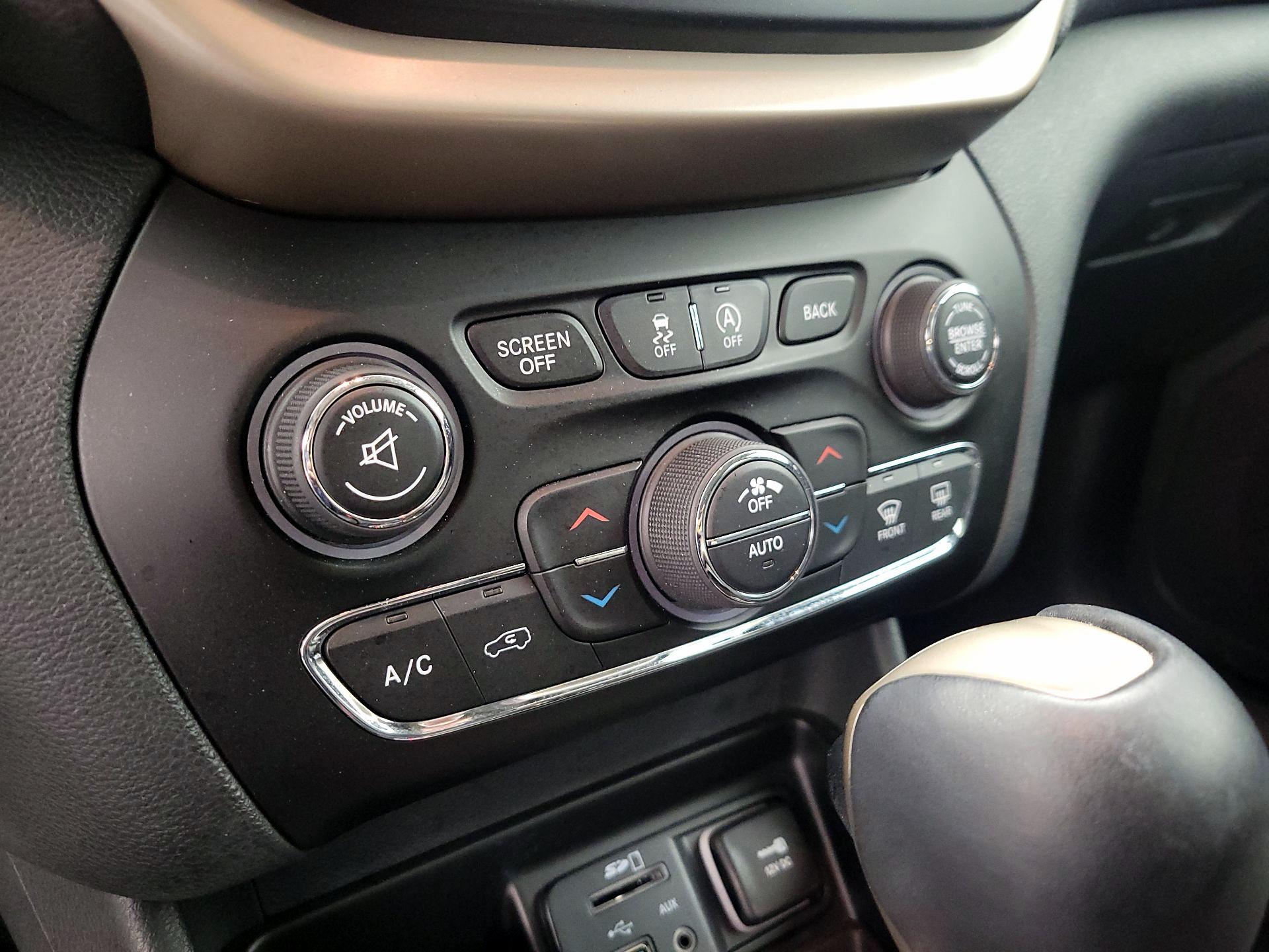 Thumbnail: 2016 Jeep Cherokee - 16