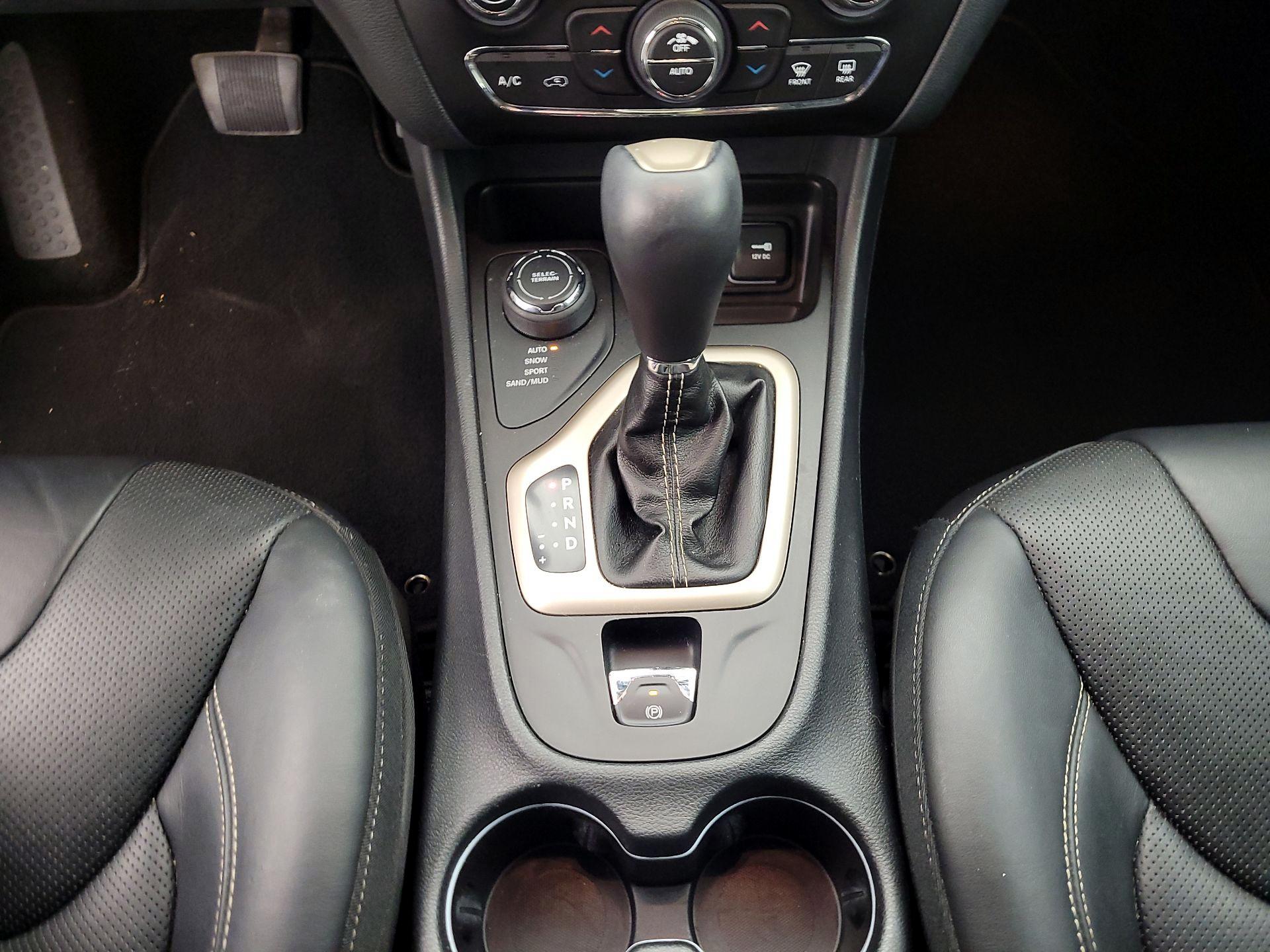 Thumbnail: 2016 Jeep Cherokee - 17