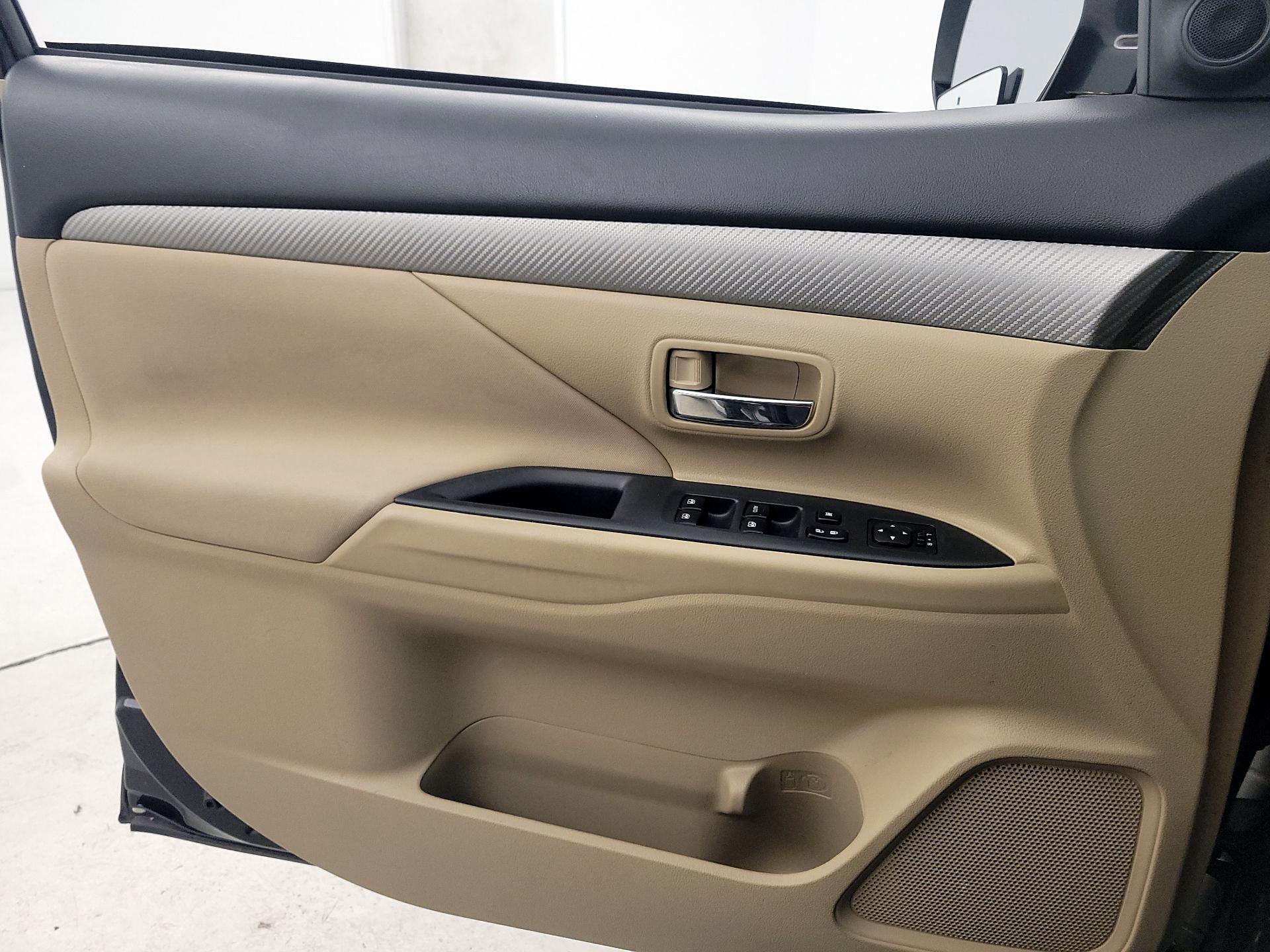 Thumbnail: 2018 Mitsubishi Outlander - 12