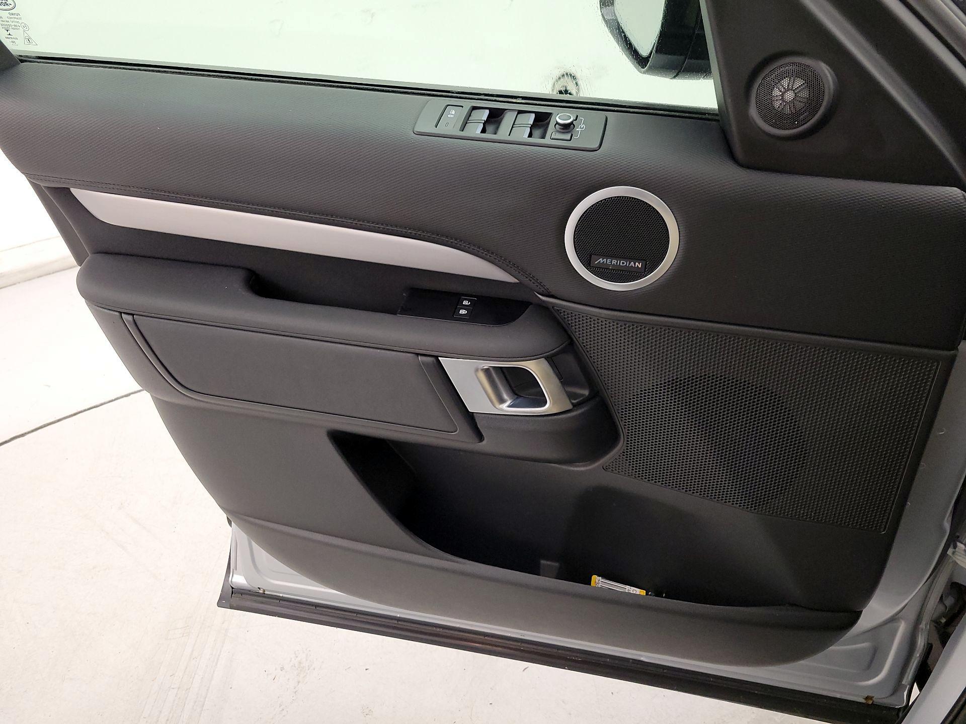 Thumbnail: 2021 Land Rover Discovery - 12