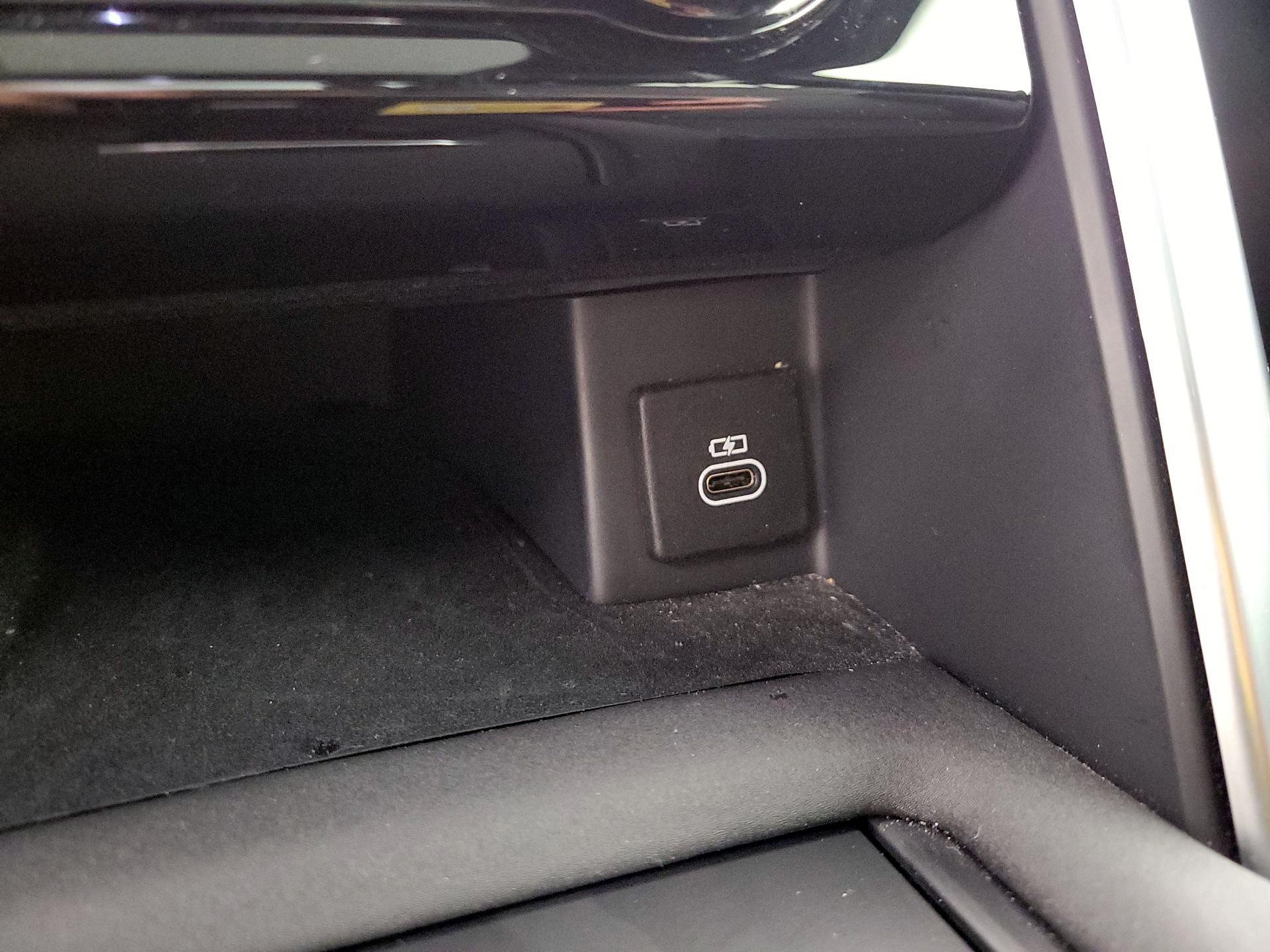 Thumbnail: 2021 Land Rover Discovery - 19