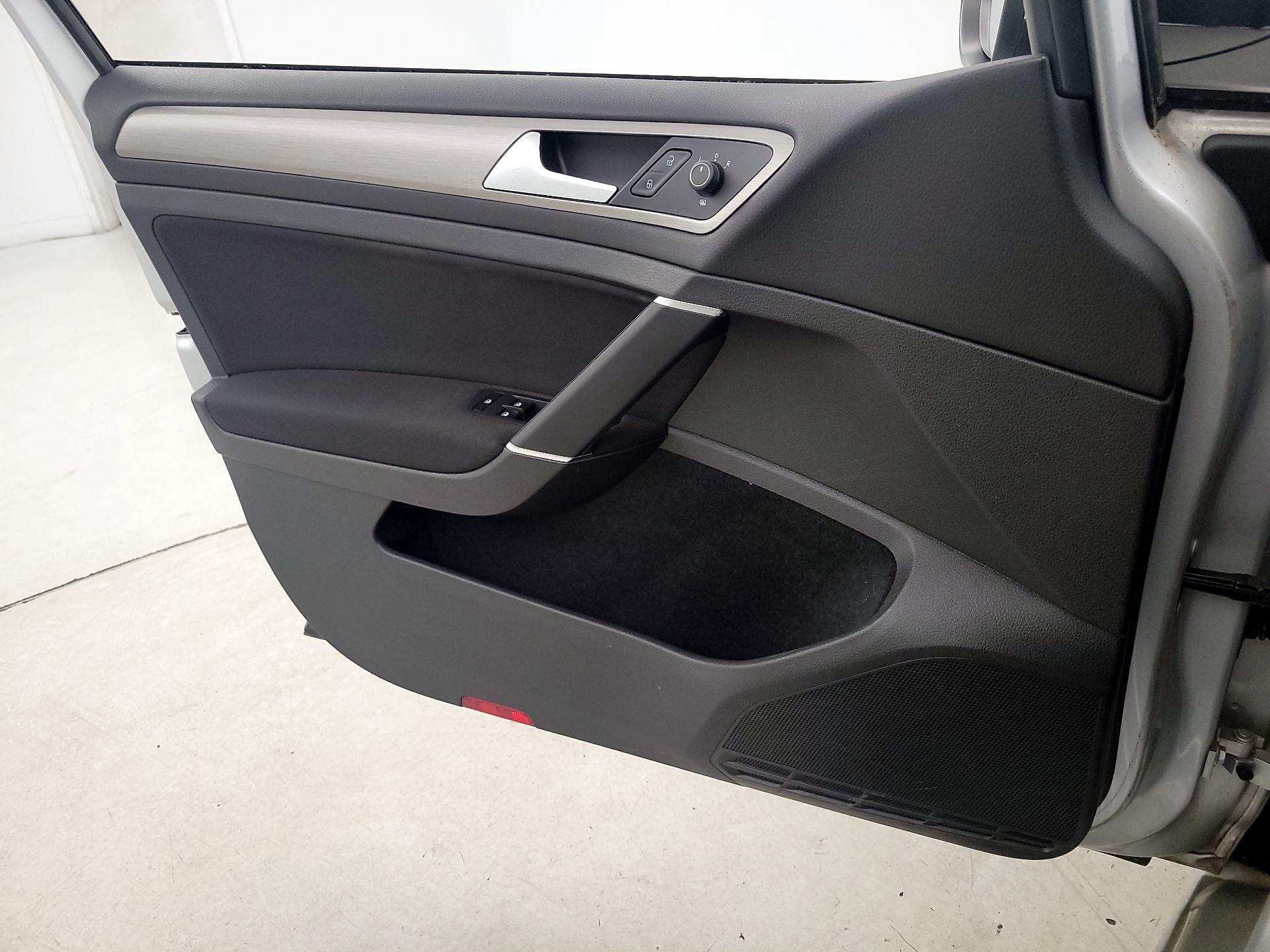 Thumbnail: 2016 Volkswagen Golf - 12