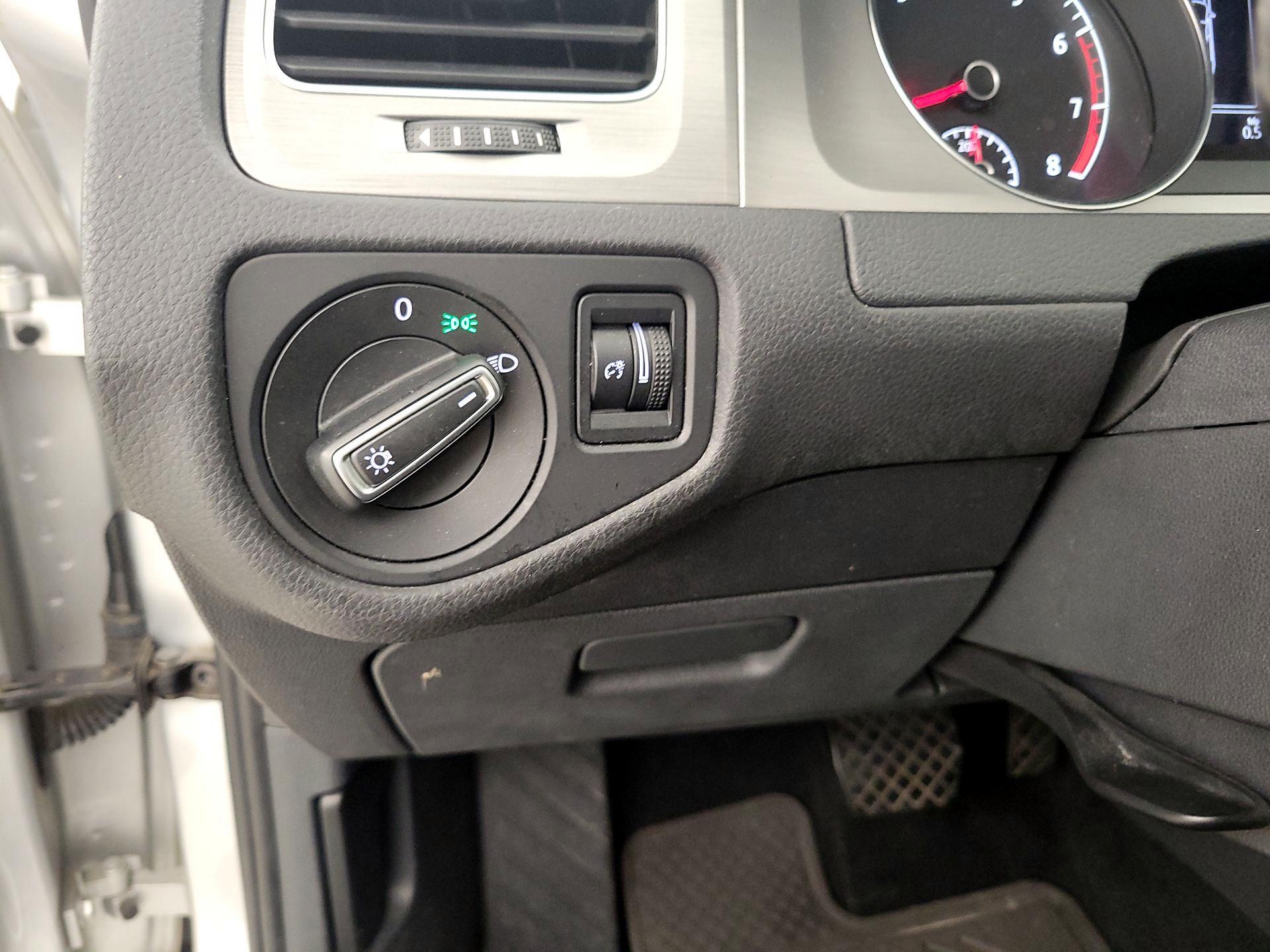 Thumbnail: 2016 Volkswagen Golf - 13